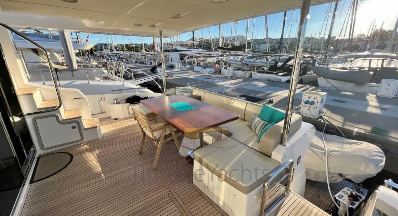 Azimut 72 Flybridge - Interior View Azimut 72 Flybridge - Interior View