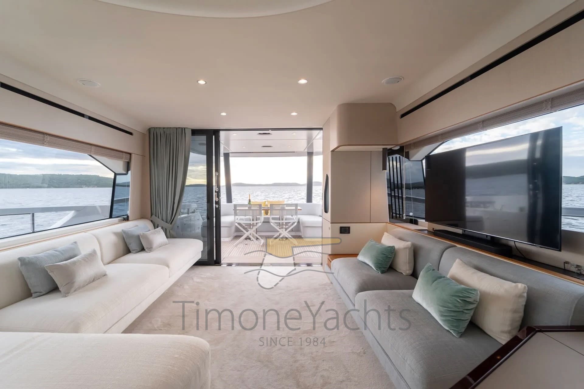 Azimut 68 Flybridge - Deck View Azimut 68 Flybridge - Deck View