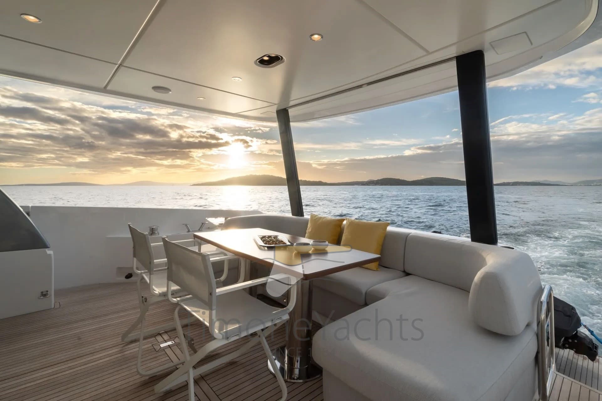 Azimut 68 Flybridge - Detail View 1 Azimut 68 Flybridge - Detail View 1