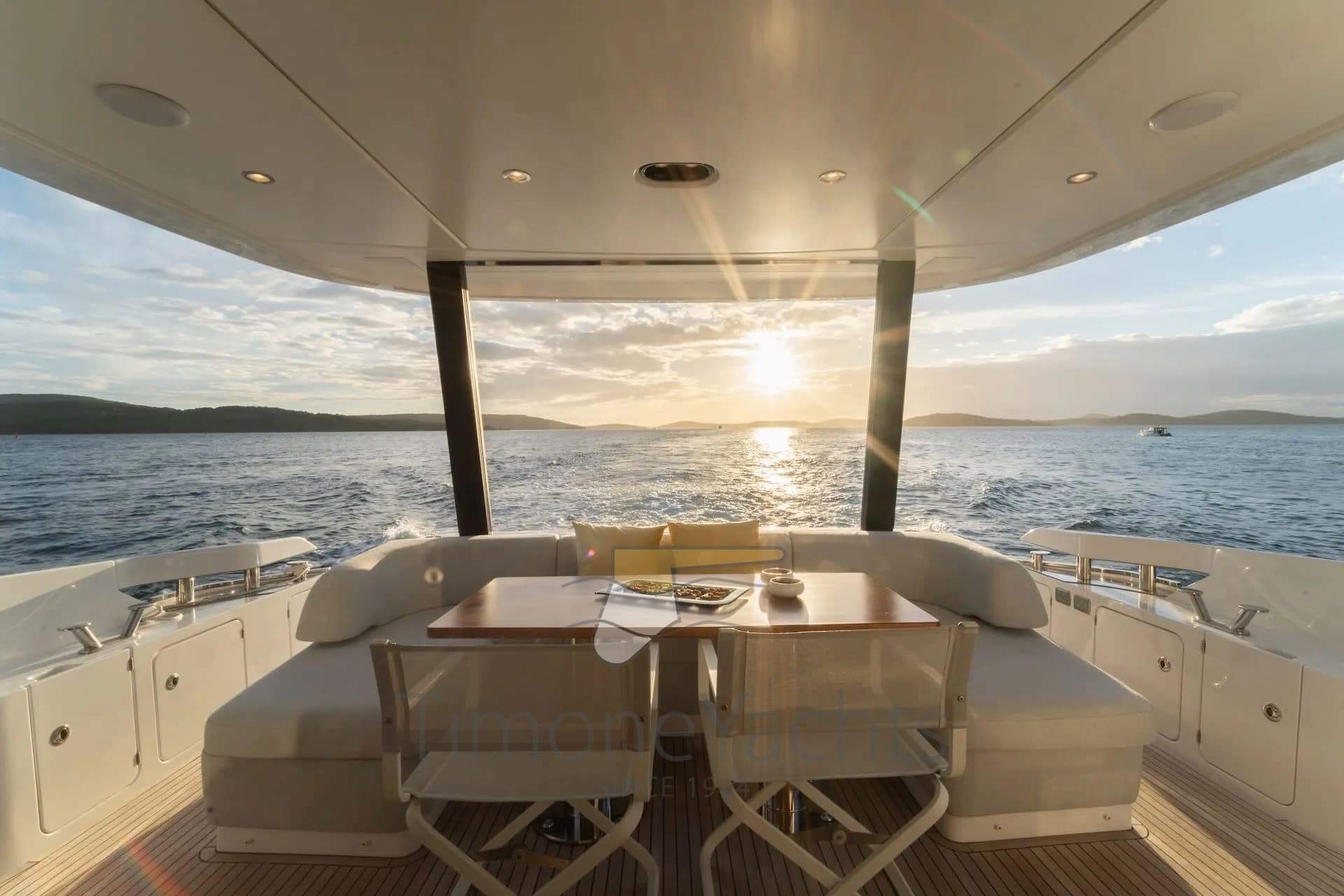 Azimut 68 Flybridge - Interior View Azimut 68 Flybridge - Interior View