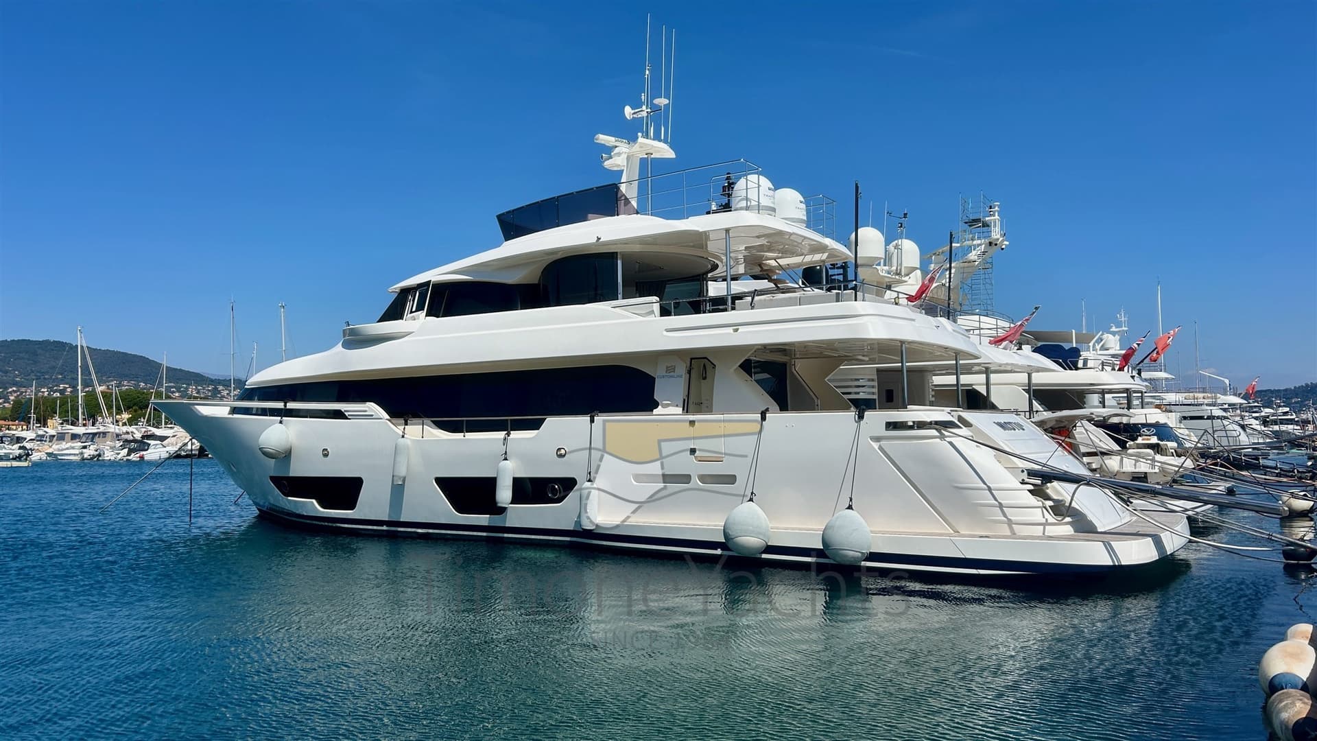 Custom Line Navetta 28 - Detail View 1 Custom Line Navetta 28 - Detail View 1