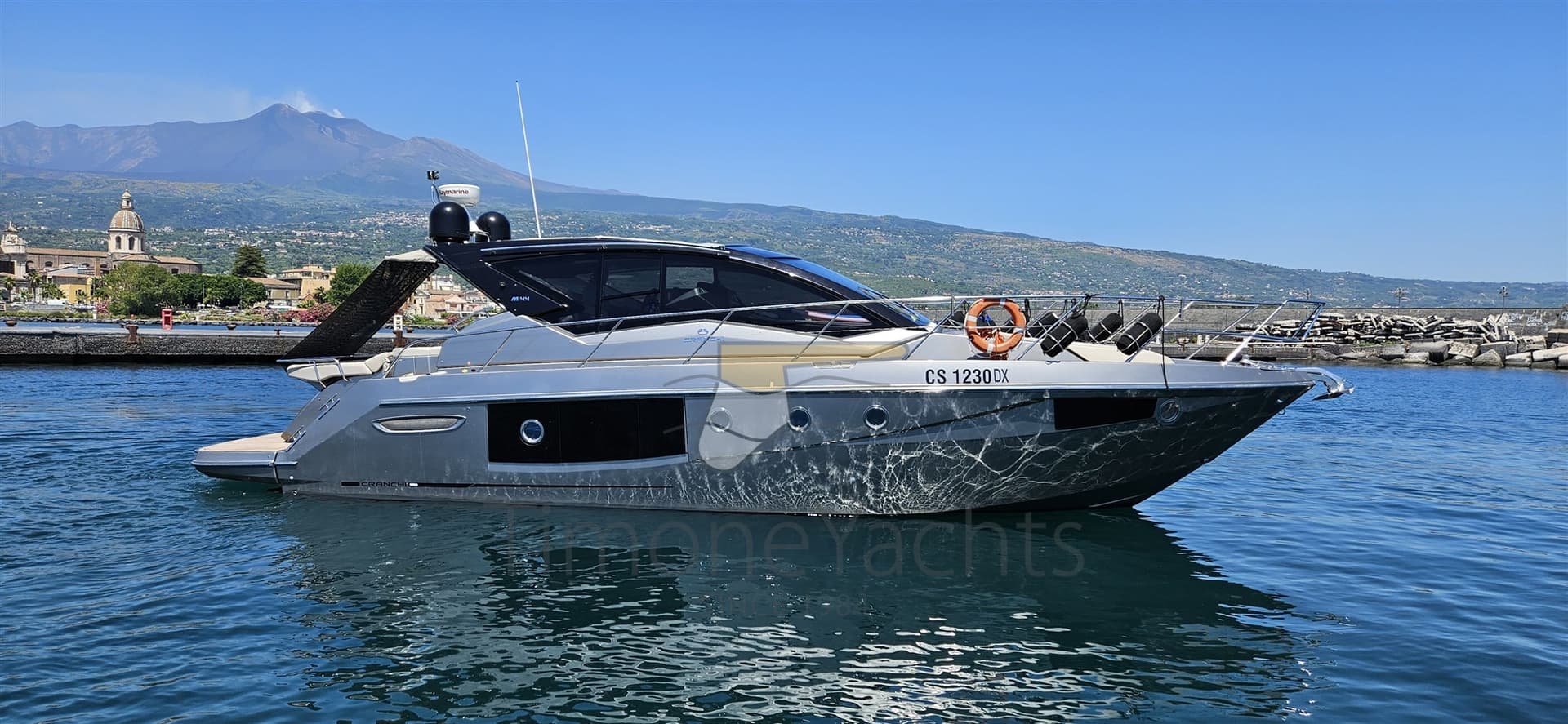 Cranchi M44 Ht - Detail View 1 Cranchi M44 Ht - Detail View 1