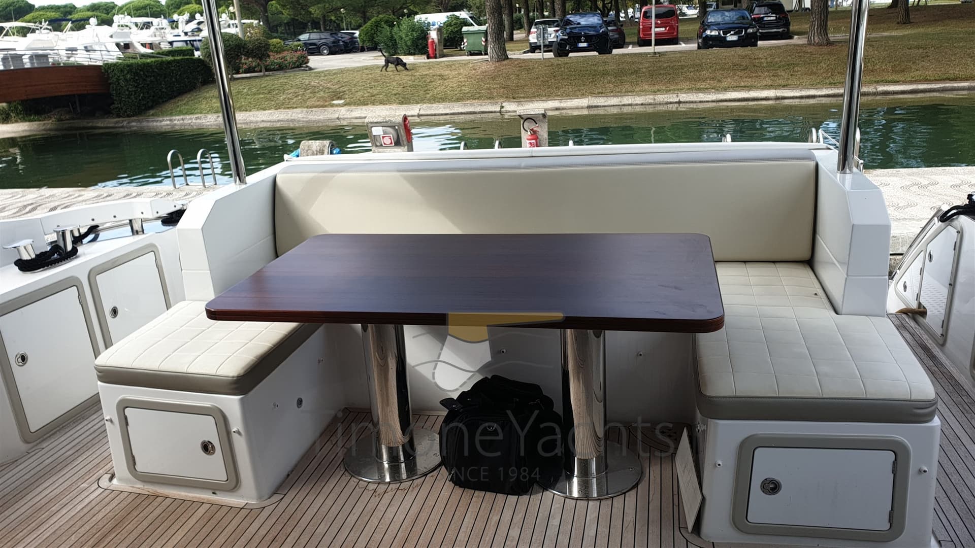 Azimut Azimut 66 Flybridge - Deck View Azimut Azimut 66 Flybridge - Deck View