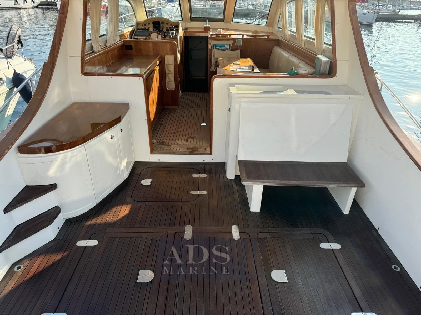 Solare 40 Lobster - Interior View Solare 40 Lobster - Interior View