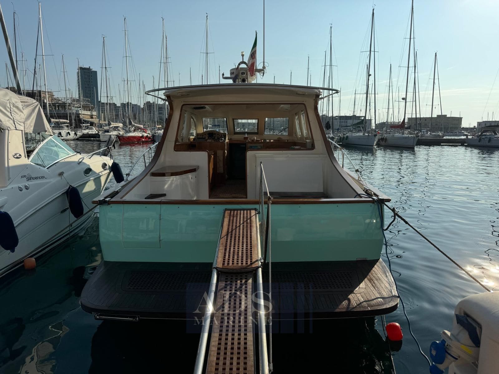 Solare 40 Lobster - Detail View 1 Solare 40 Lobster - Detail View 1