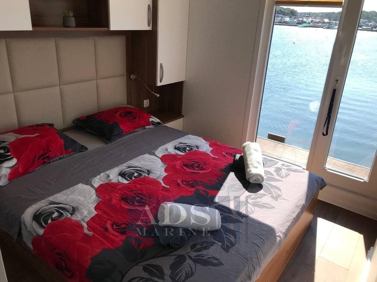 3 Maran 11 - Deck View 3 Maran 11 - Deck View