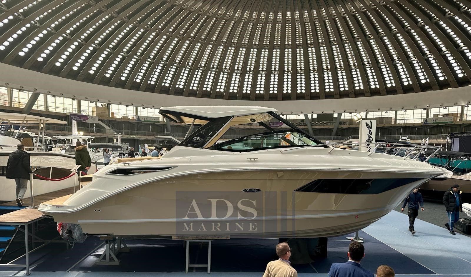 Sea Ray 320 Spx Sundancer - Interior View Sea Ray 320 Spx Sundancer - Interior View