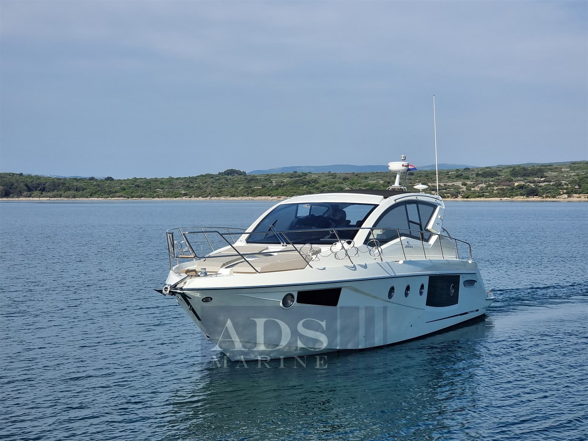 Cranchi M44 Ht - Detail View 1 Cranchi M44 Ht - Detail View 1