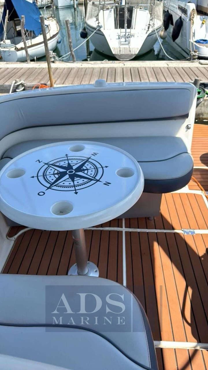 Larson Boats Cabrio 274 - Detail View 1 Larson Boats Cabrio 274 - Detail View 1