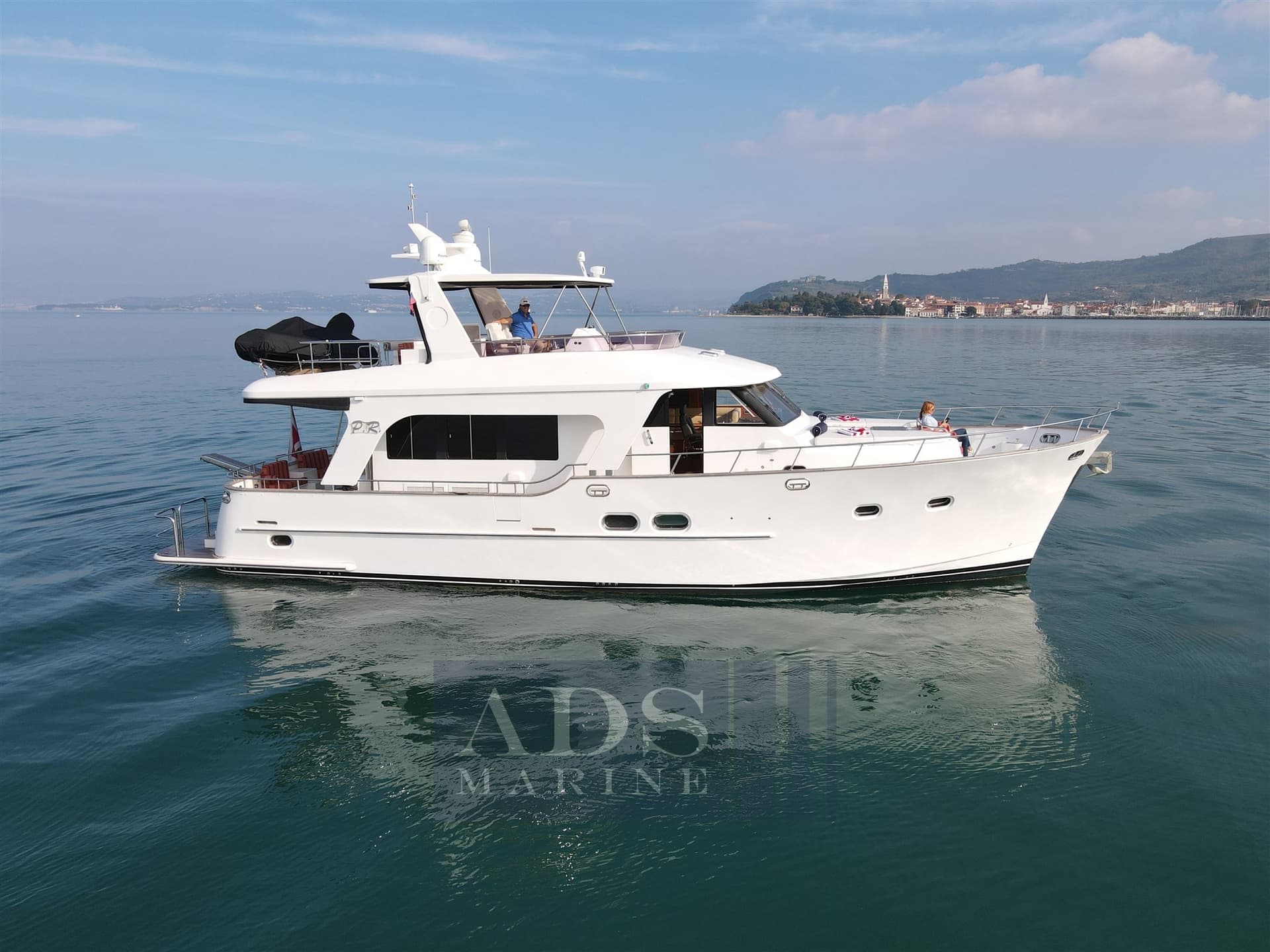 Explorer 58 - Deck View Explorer 58 - Deck View