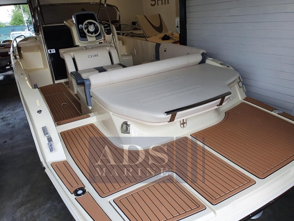 Invictus Cx280 - Detail View 1 Invictus Cx280 - Detail View 1