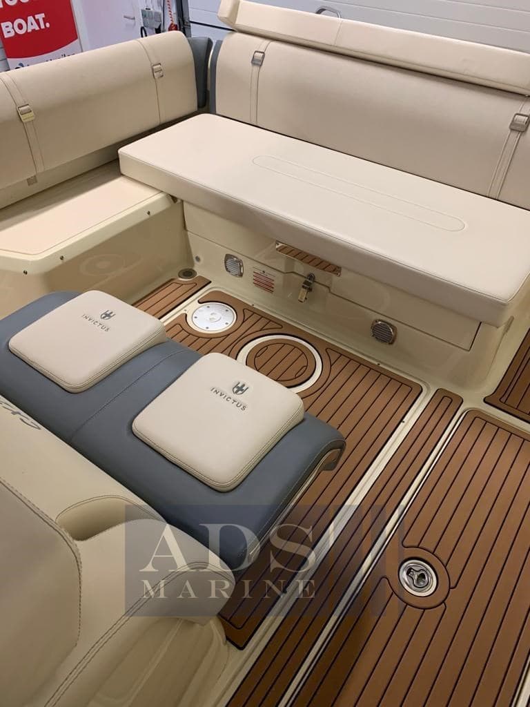 Invictus Cx280 - Interior View Invictus Cx280 - Interior View