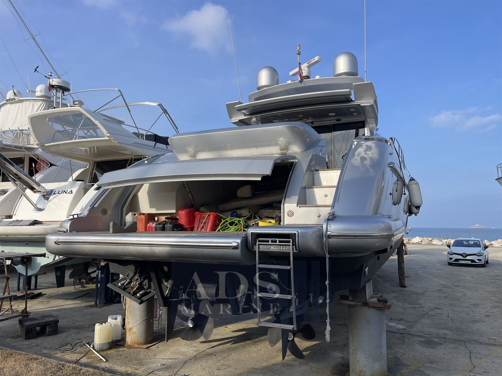 Azimut 68s - 68 - Deck View Azimut 68s - 68 - Deck View