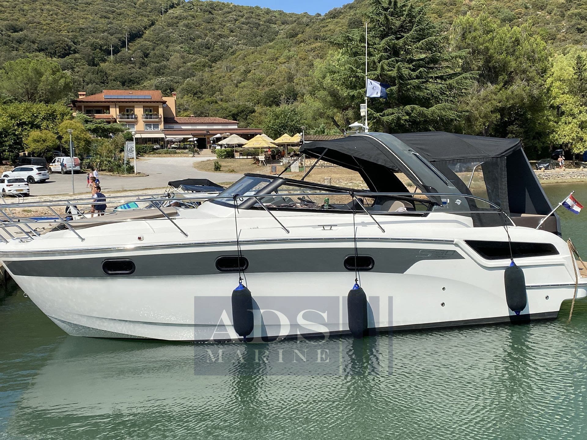 Bavaria S 30 - Detail View 1 Bavaria S 30 - Detail View 1