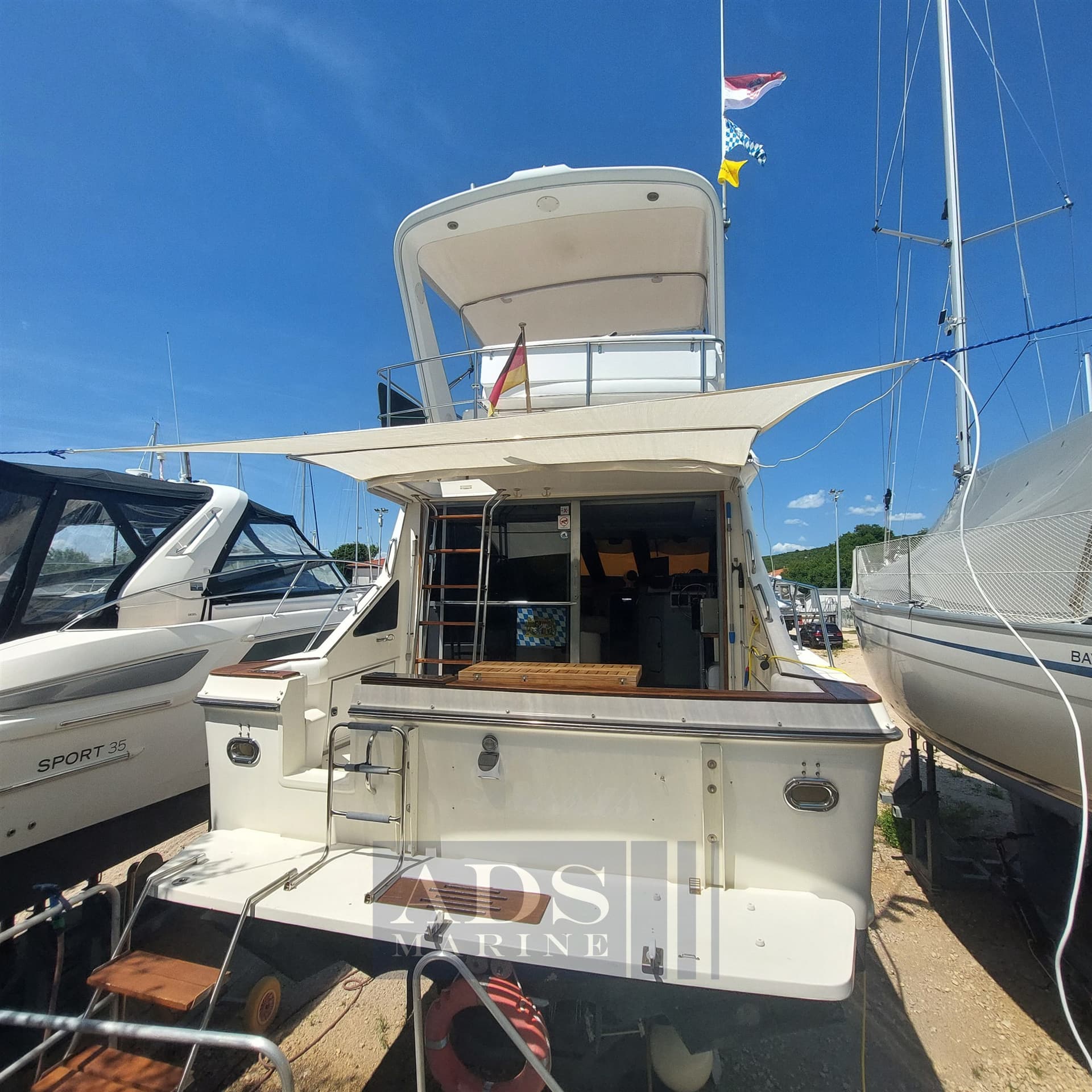 Sea Ray 340 Fly - Deck View Sea Ray 340 Fly - Deck View