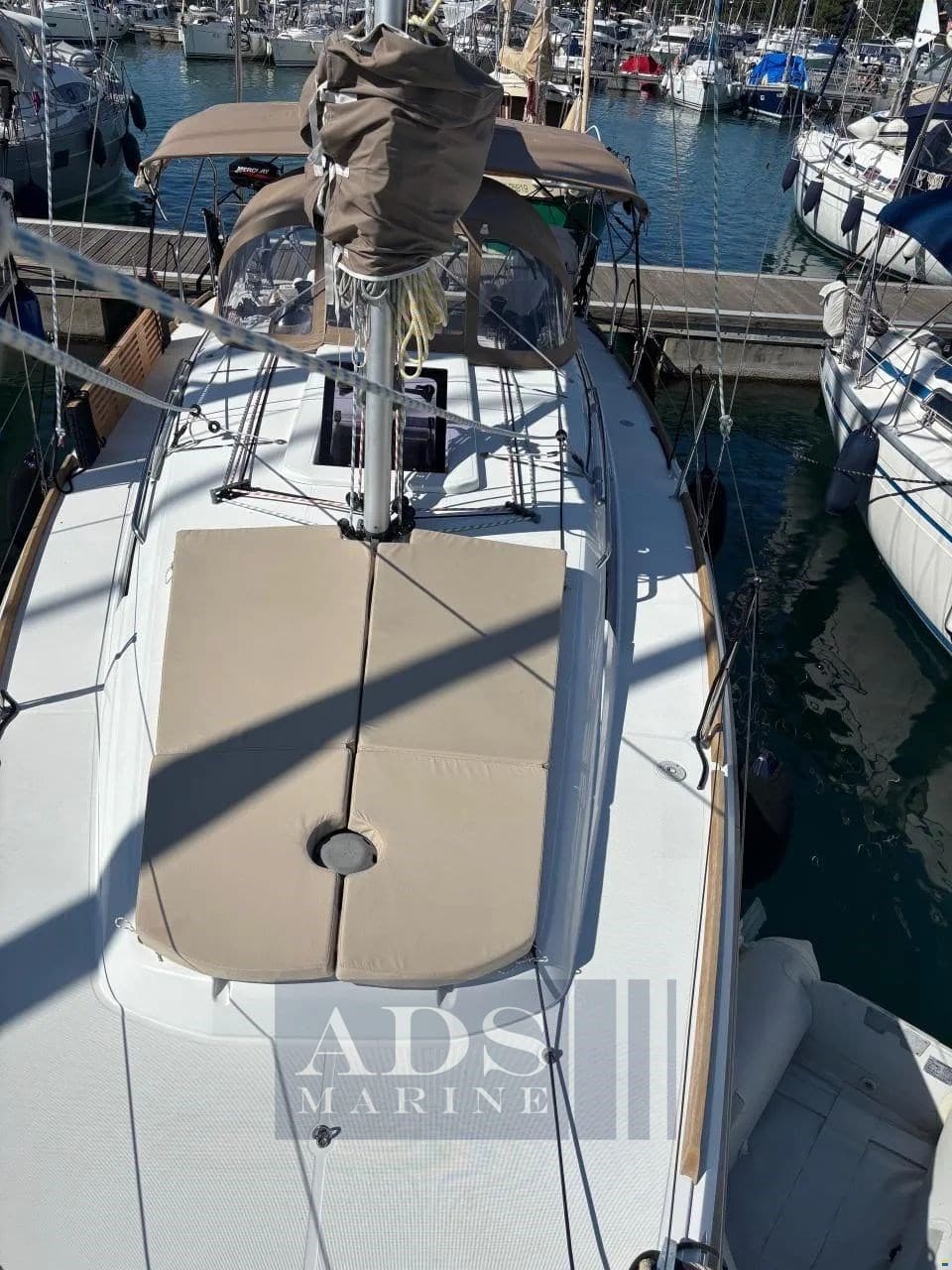 Jeanneau Sun Odyssey 349 - Deck View Jeanneau Sun Odyssey 349 - Deck View