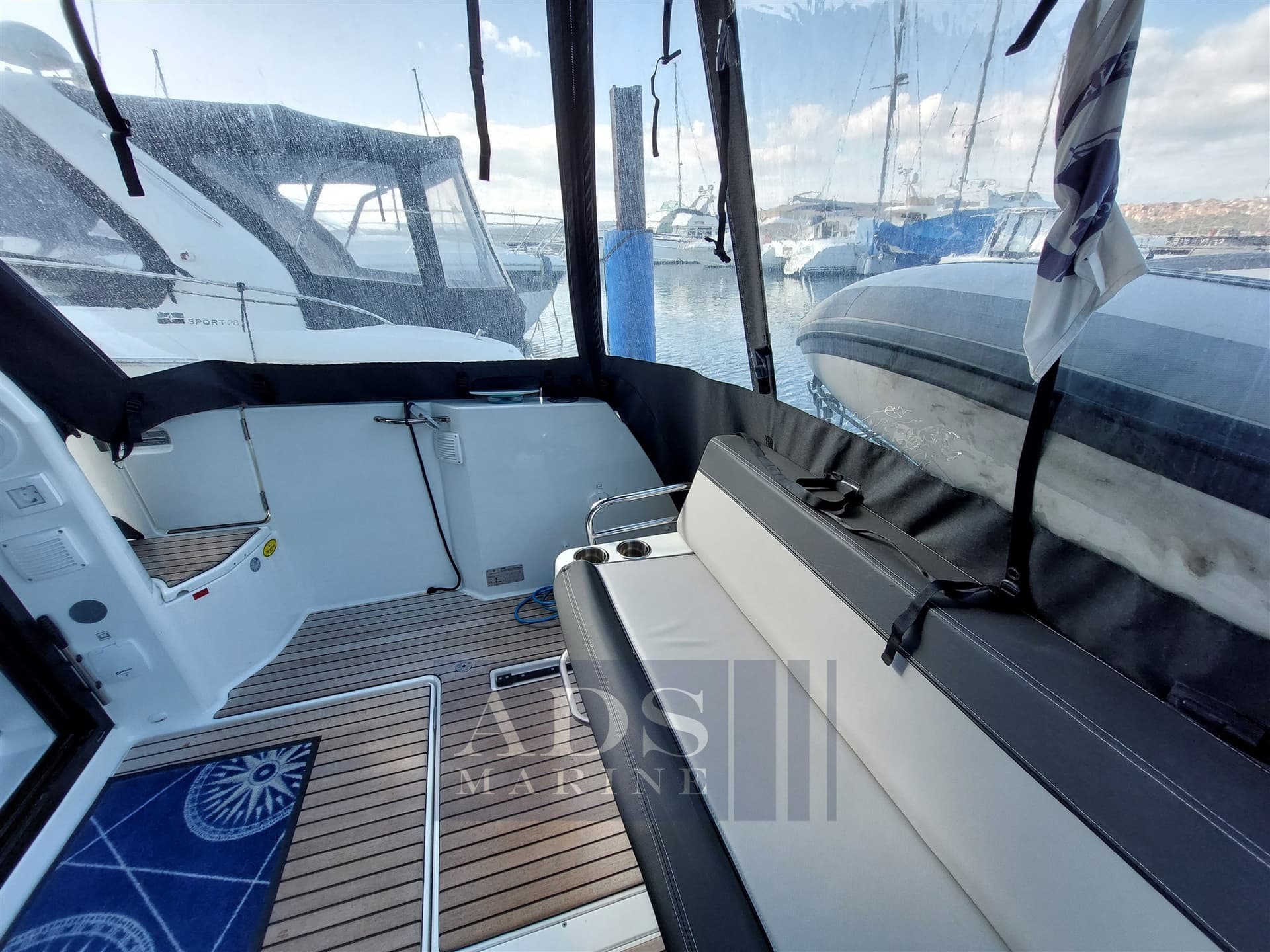 Jeanneau Merry Fisher 895 - Deck View Jeanneau Merry Fisher 895 - Deck View