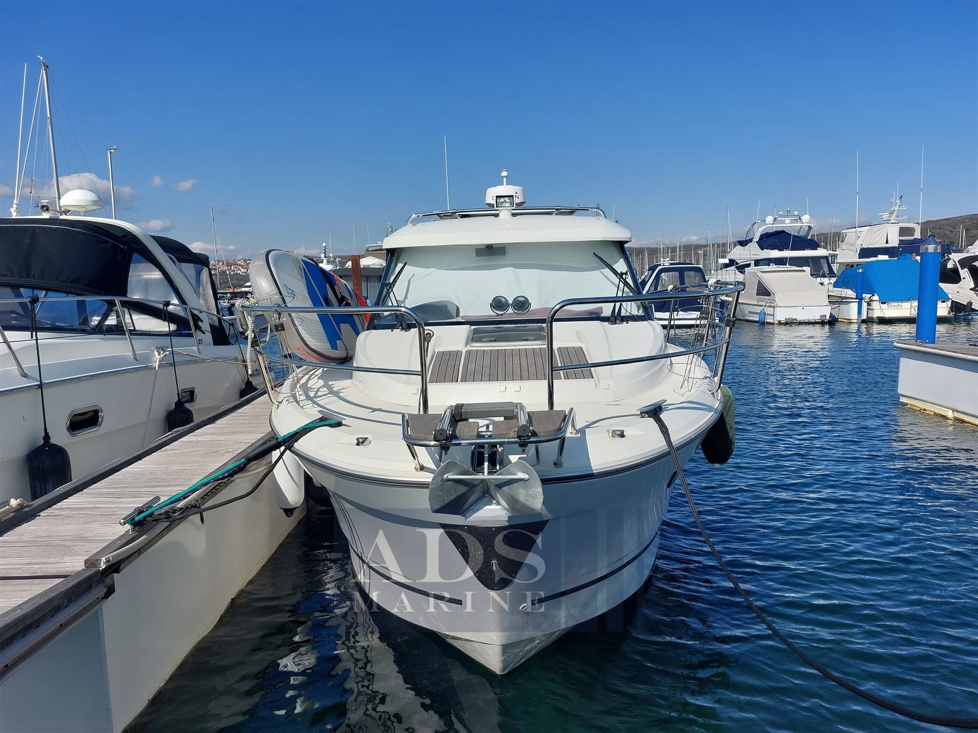 Jeanneau Merry Fisher 895 - Detail View 1 Jeanneau Merry Fisher 895 - Detail View 1