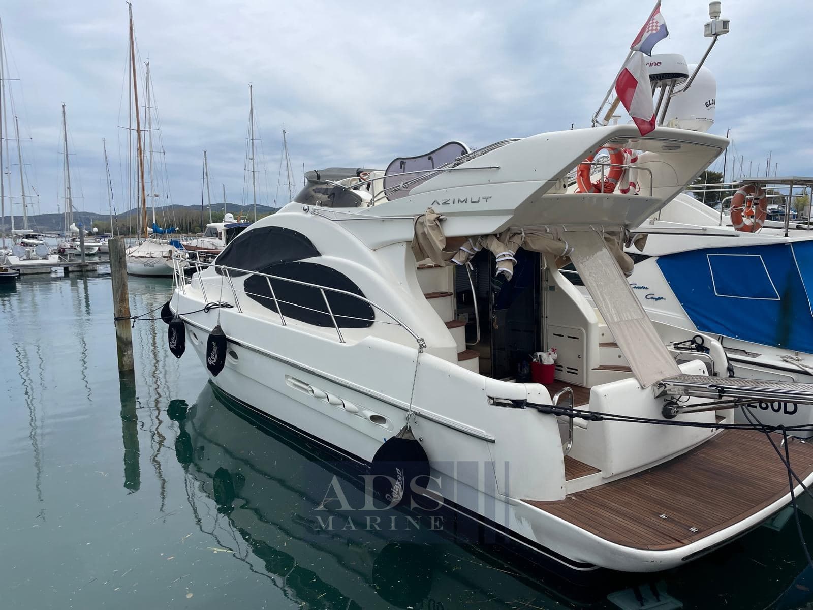 Azimut 42 Fly - Detail View 1 Azimut 42 Fly - Detail View 1