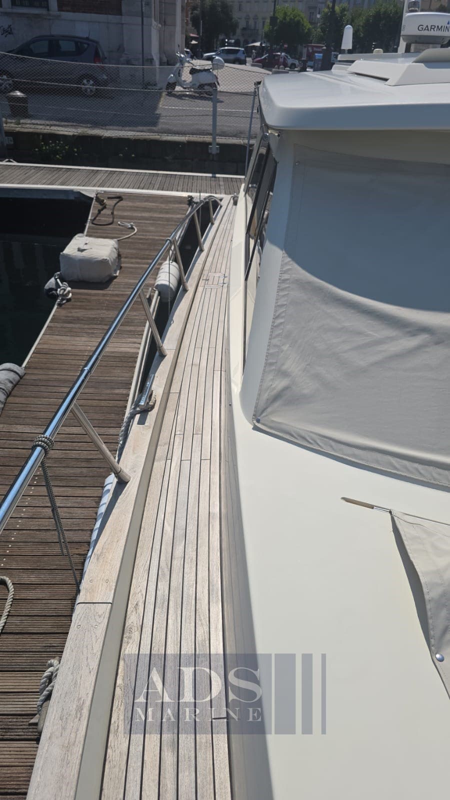 Solare 43 Lobster - Interior View Solare 43 Lobster - Interior View