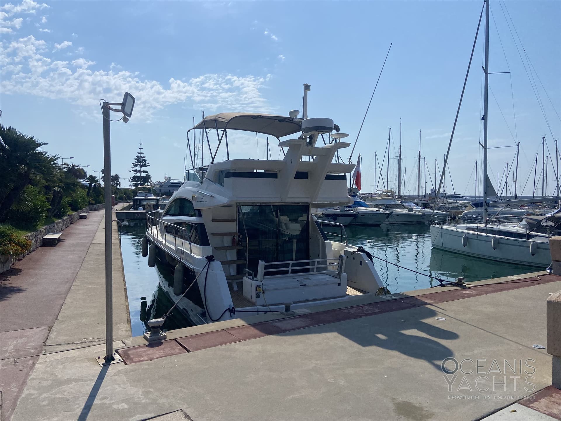 Fairline Squadron 42 - Deck View Fairline Squadron 42 - Deck View