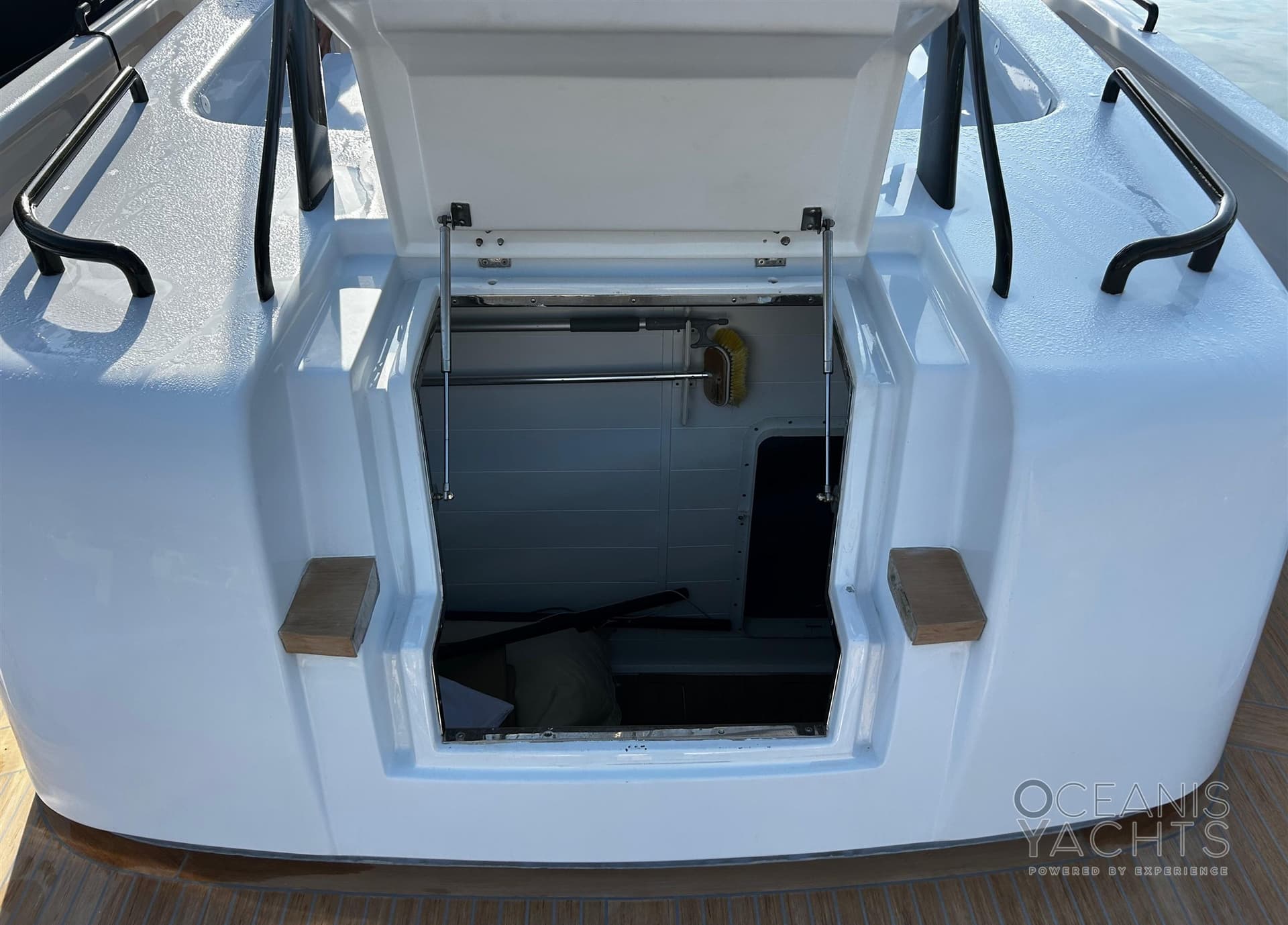 Bluegame Bluegame 47 - Deck View Bluegame Bluegame 47 - Deck View