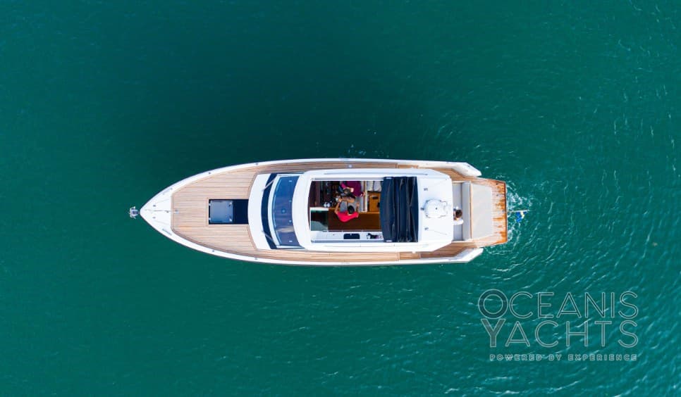 Delta Powerboats 33 Coupé - Detail View 1 Delta Powerboats 33 Coupé - Detail View 1