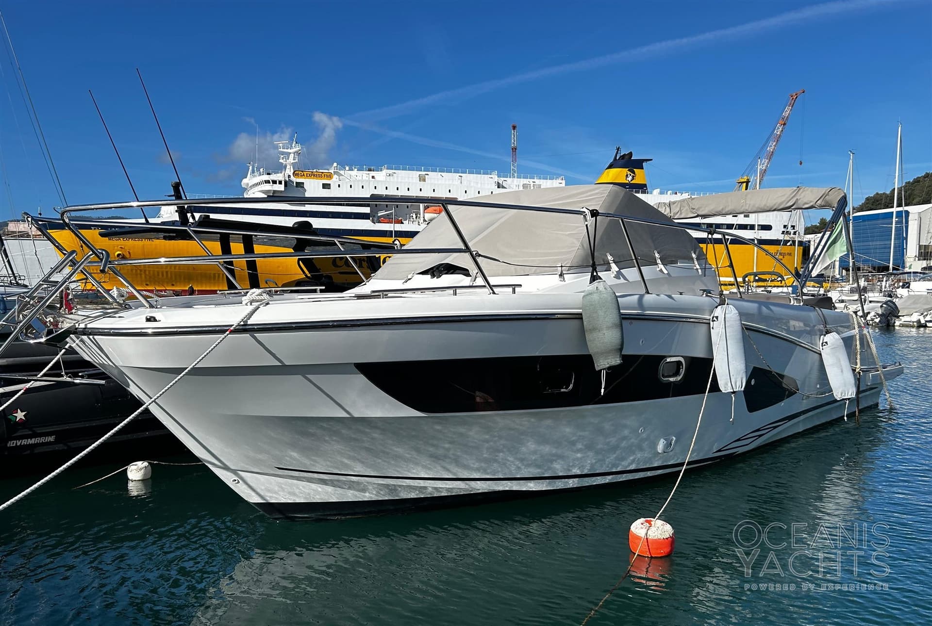 Jeanneau Cap Camarat 10.5 Wa - Detail View 1 Jeanneau Cap Camarat 10.5 Wa - Detail View 1