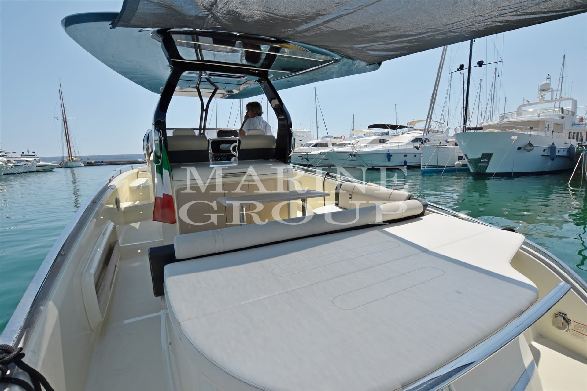 Invictus Gt320 - Interior View Invictus Gt320 - Interior View