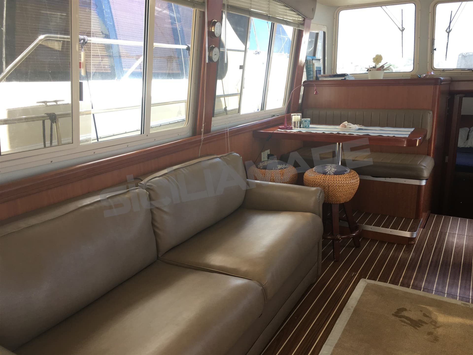 Mainship Mainship 400 Trawler - Deck View Mainship Mainship 400 Trawler - Deck View