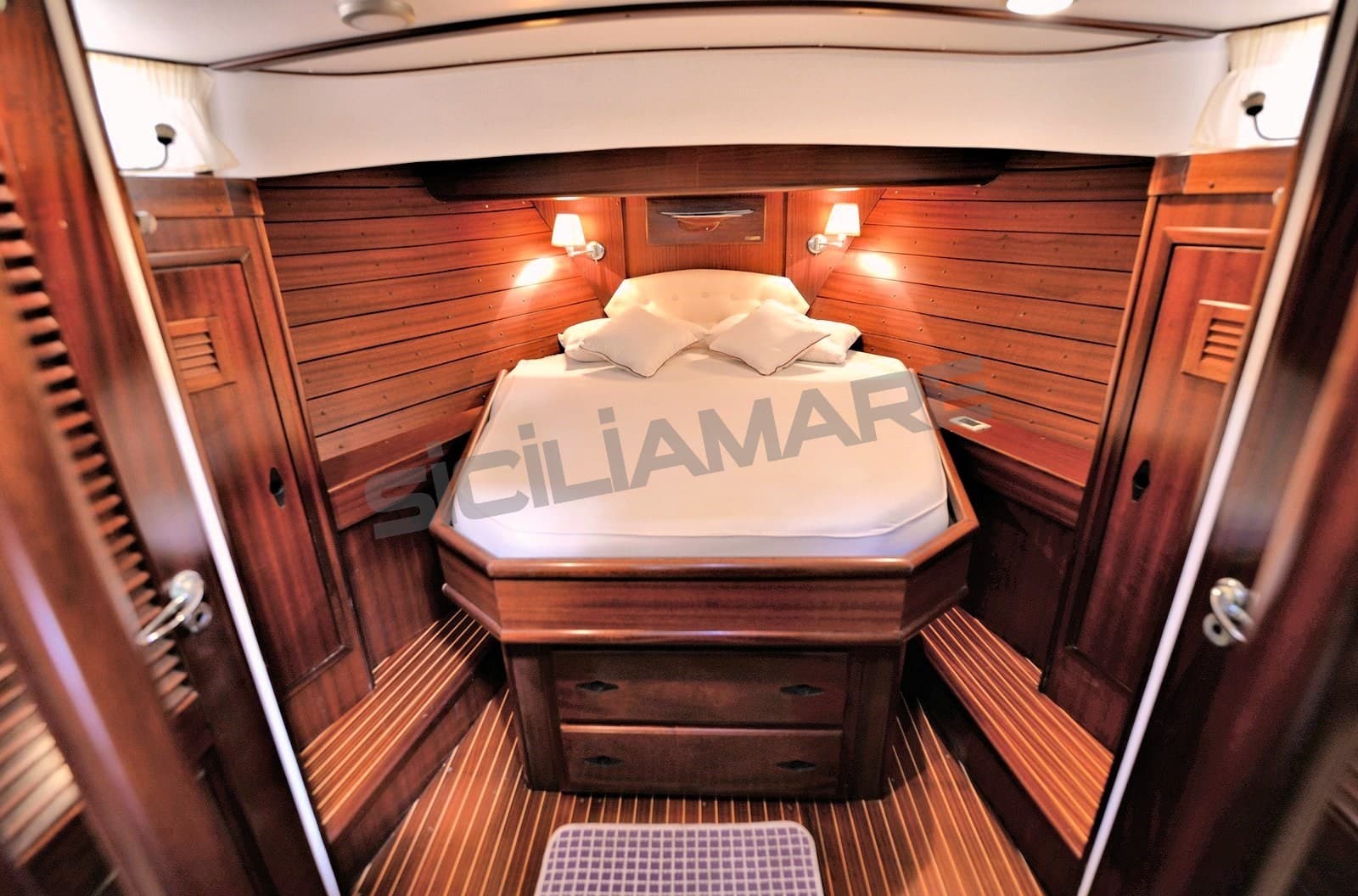 Austin Parker Down East 42 Fly - Interior View Austin Parker Down East 42 Fly - Interior View