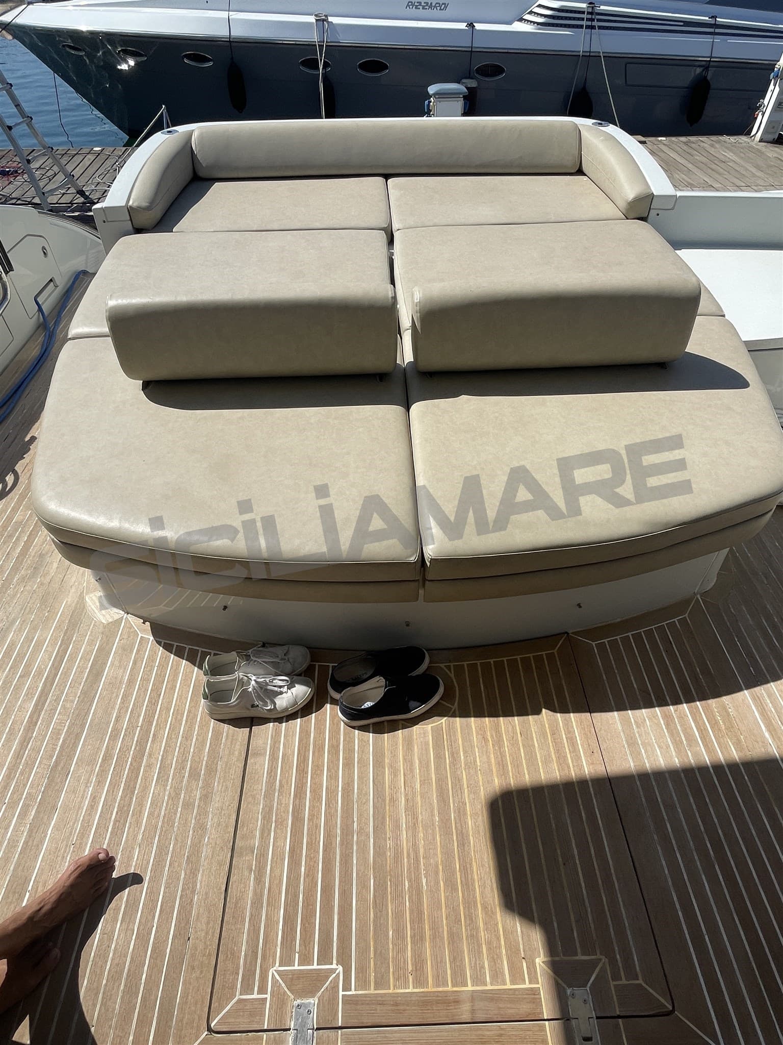 Azimut 68s - Deck View Azimut 68s - Deck View