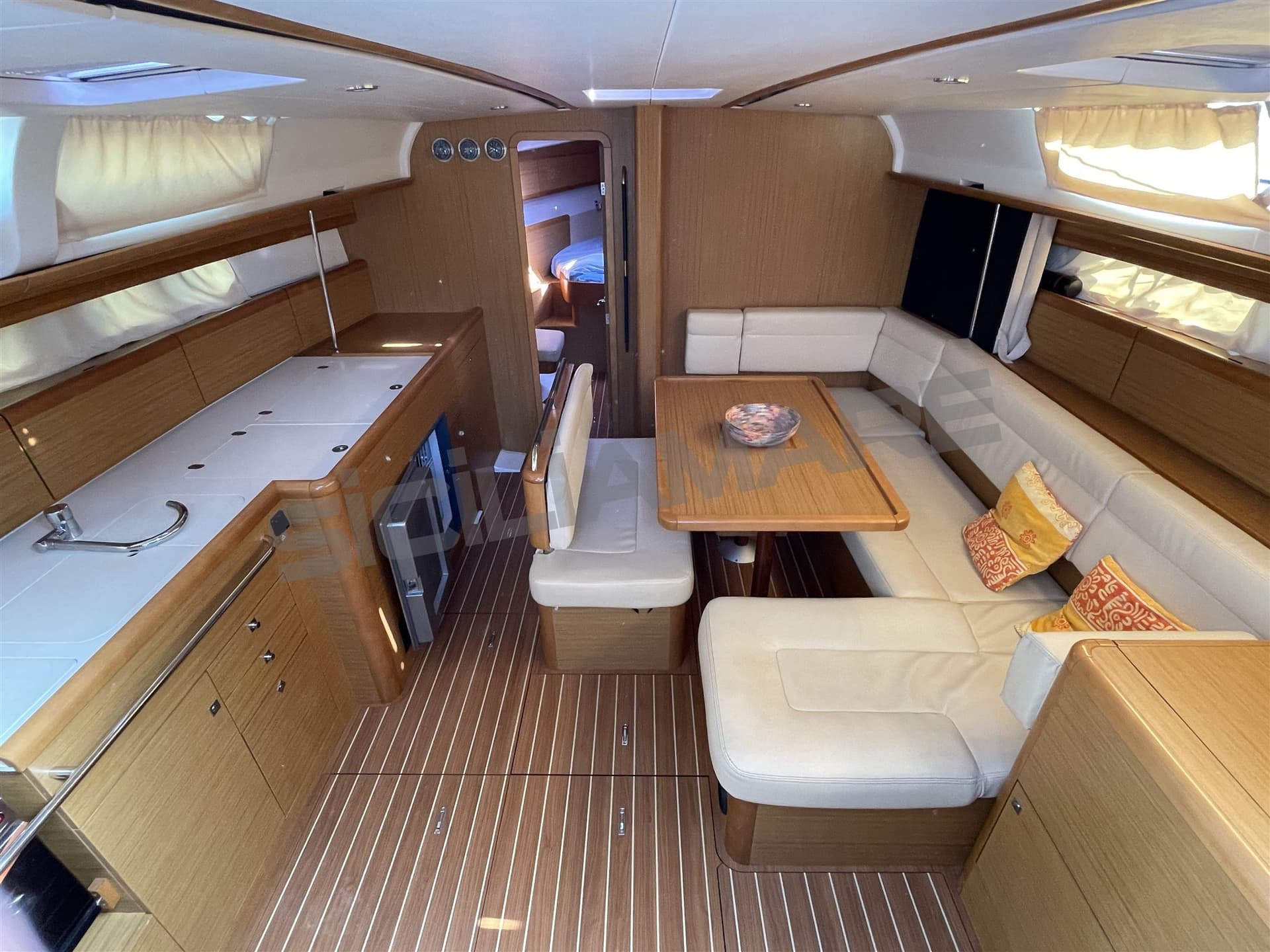 Jeanneau Sun Odyssey 44i - Interior View Jeanneau Sun Odyssey 44i - Interior View