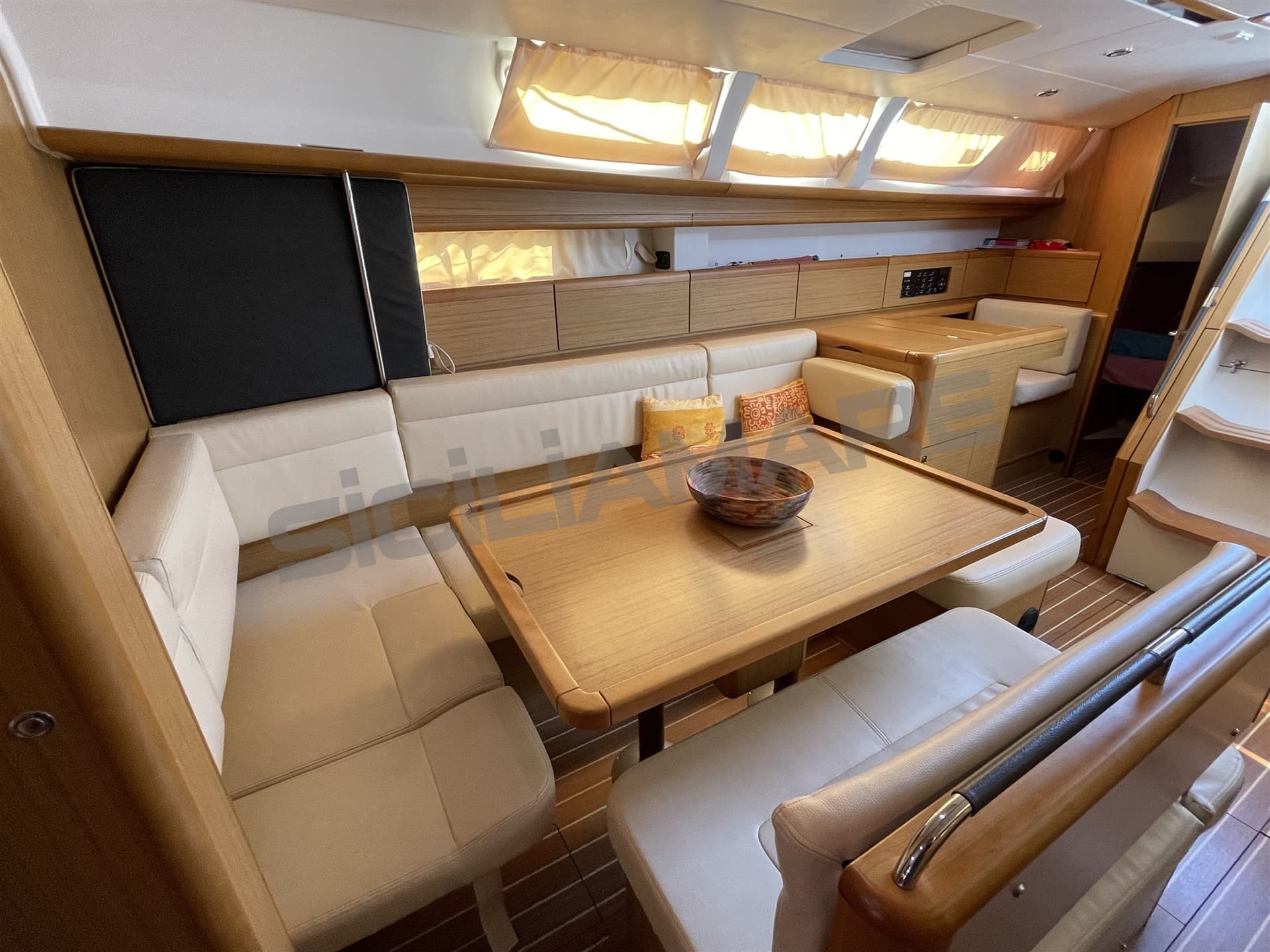 Jeanneau Sun Odyssey 44i - Deck View Jeanneau Sun Odyssey 44i - Deck View