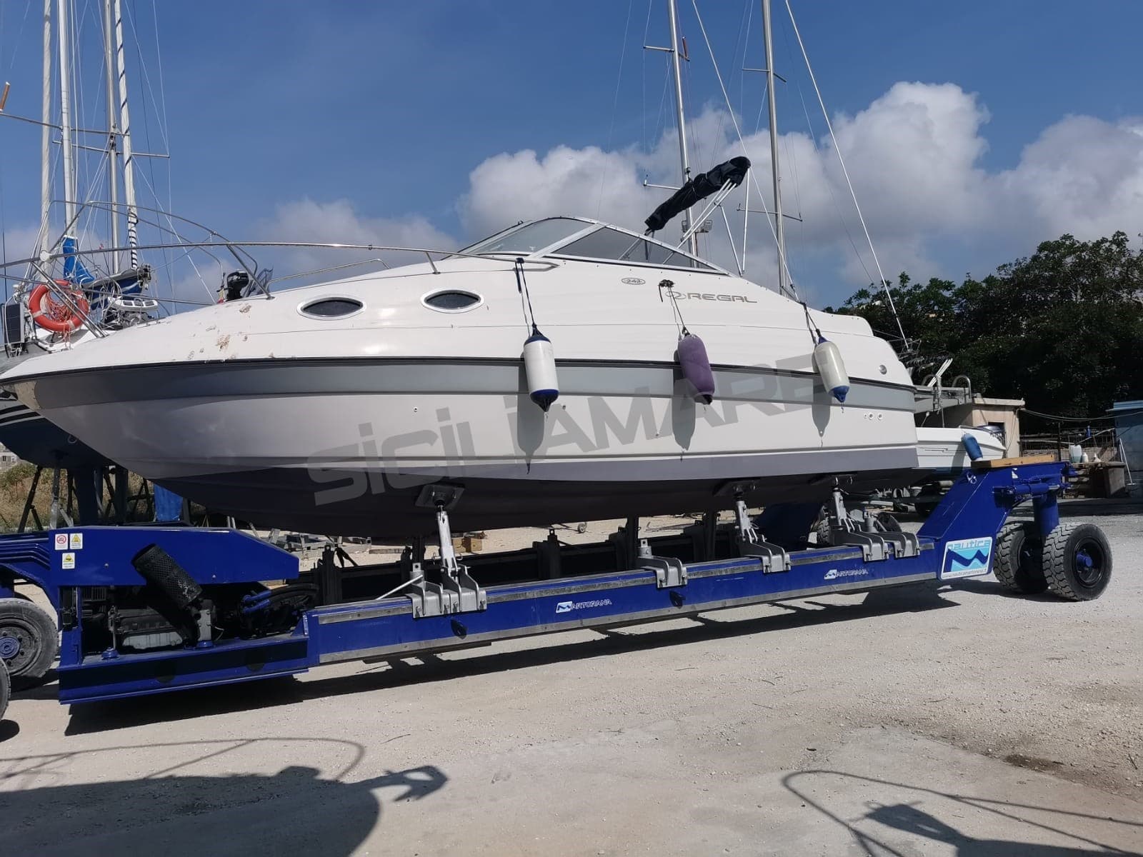 Regal Marine Commodore 242 - Interior View Regal Marine Commodore 242 - Interior View