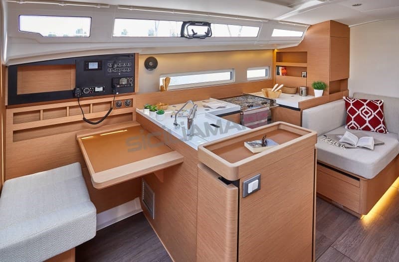 Jeanneau Sun Odyssey 410 - Deck View Jeanneau Sun Odyssey 410 - Deck View