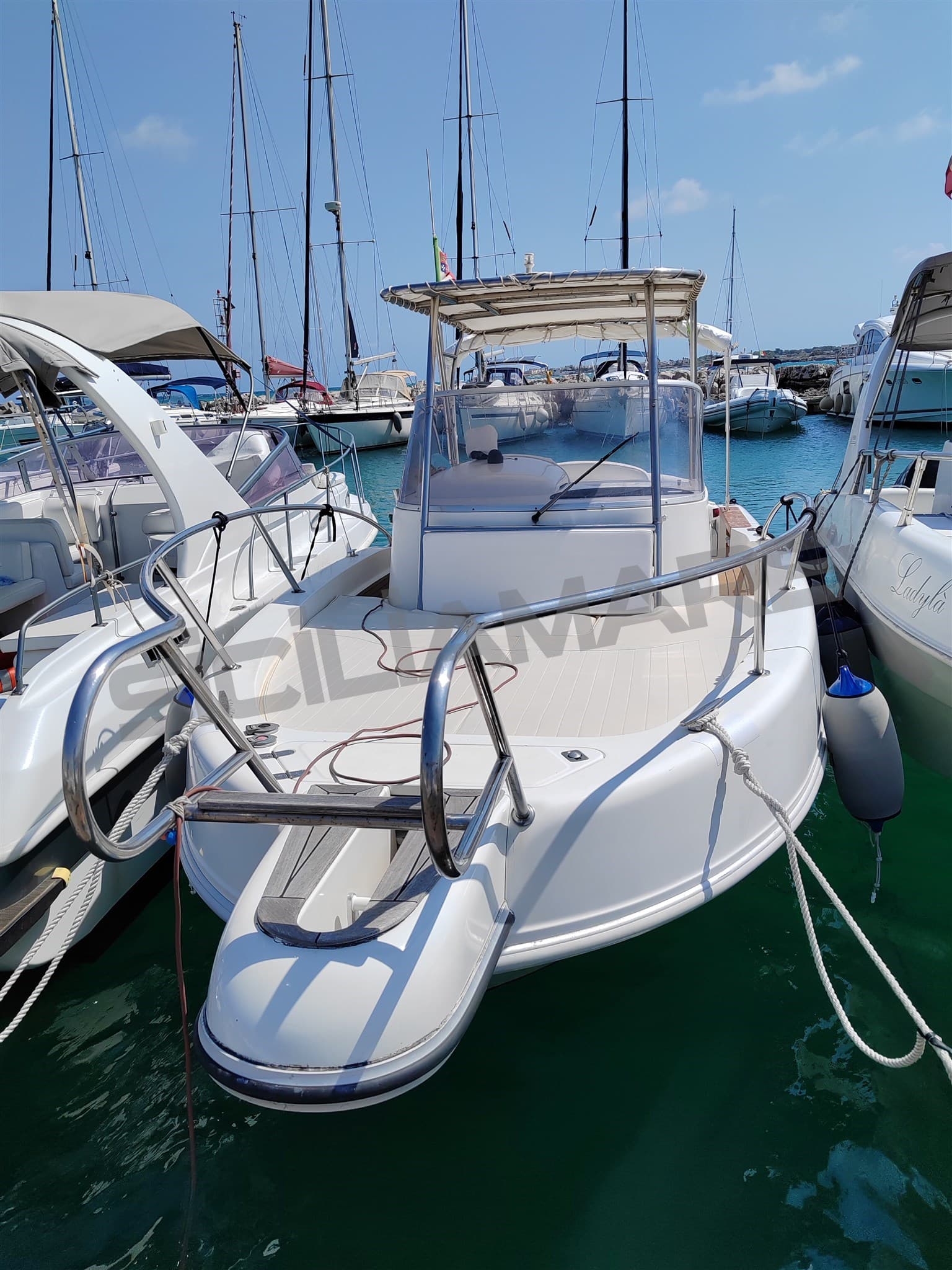 Capelli Cap 27 W.A - Detail View 1 Capelli Cap 27 W.A - Detail View 1