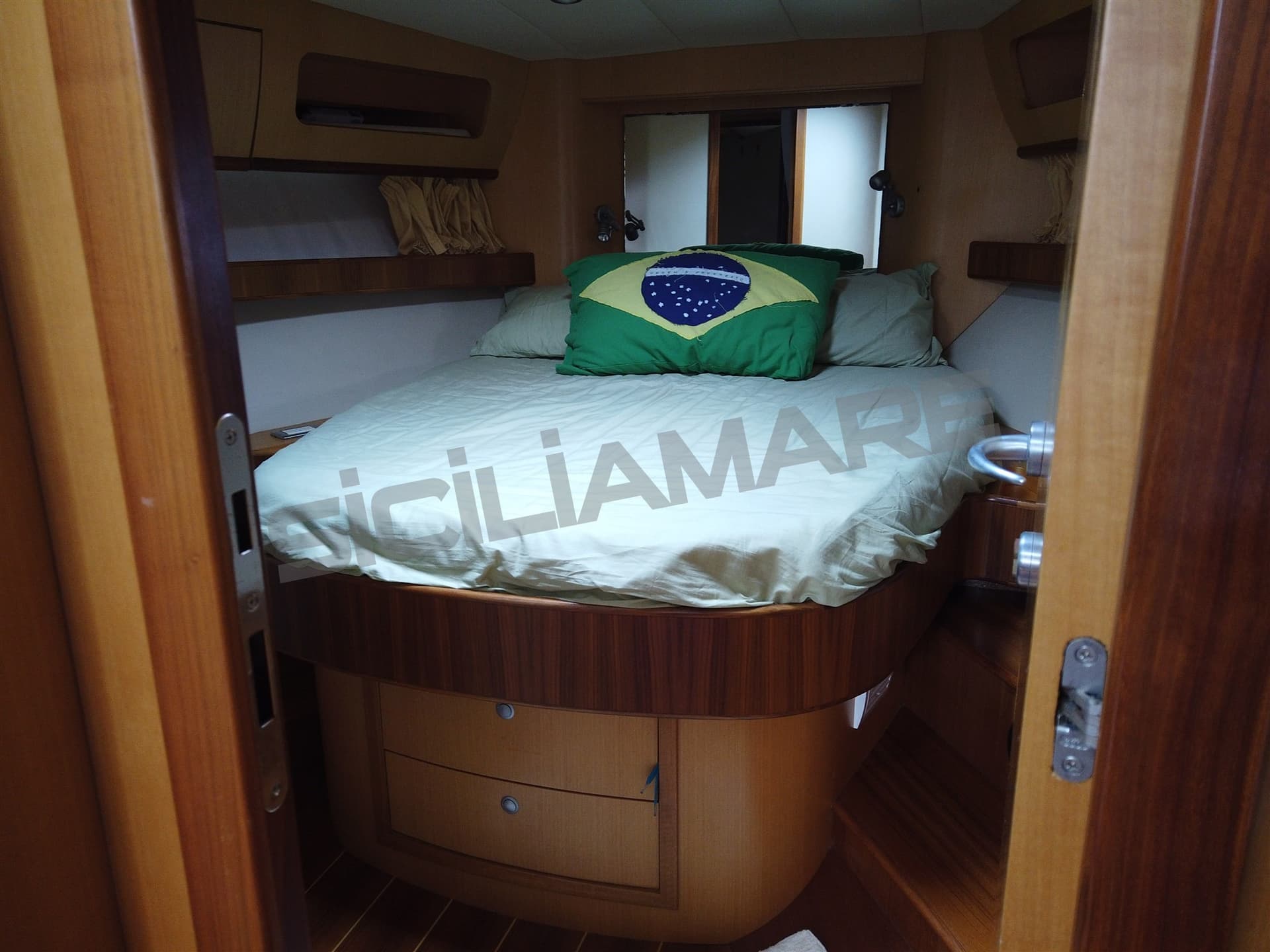 Ilver Mirable 42 Ht - Detail View 1 Ilver Mirable 42 Ht - Detail View 1