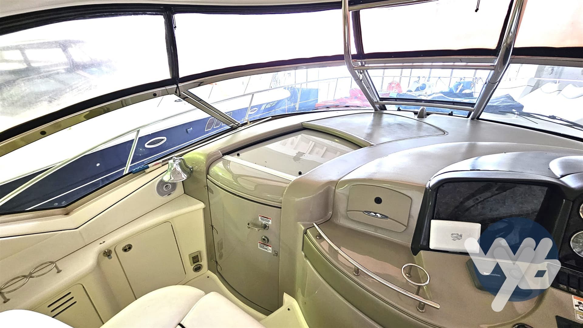 Sea Ray 455 Sundancer - Deck View Sea Ray 455 Sundancer - Deck View