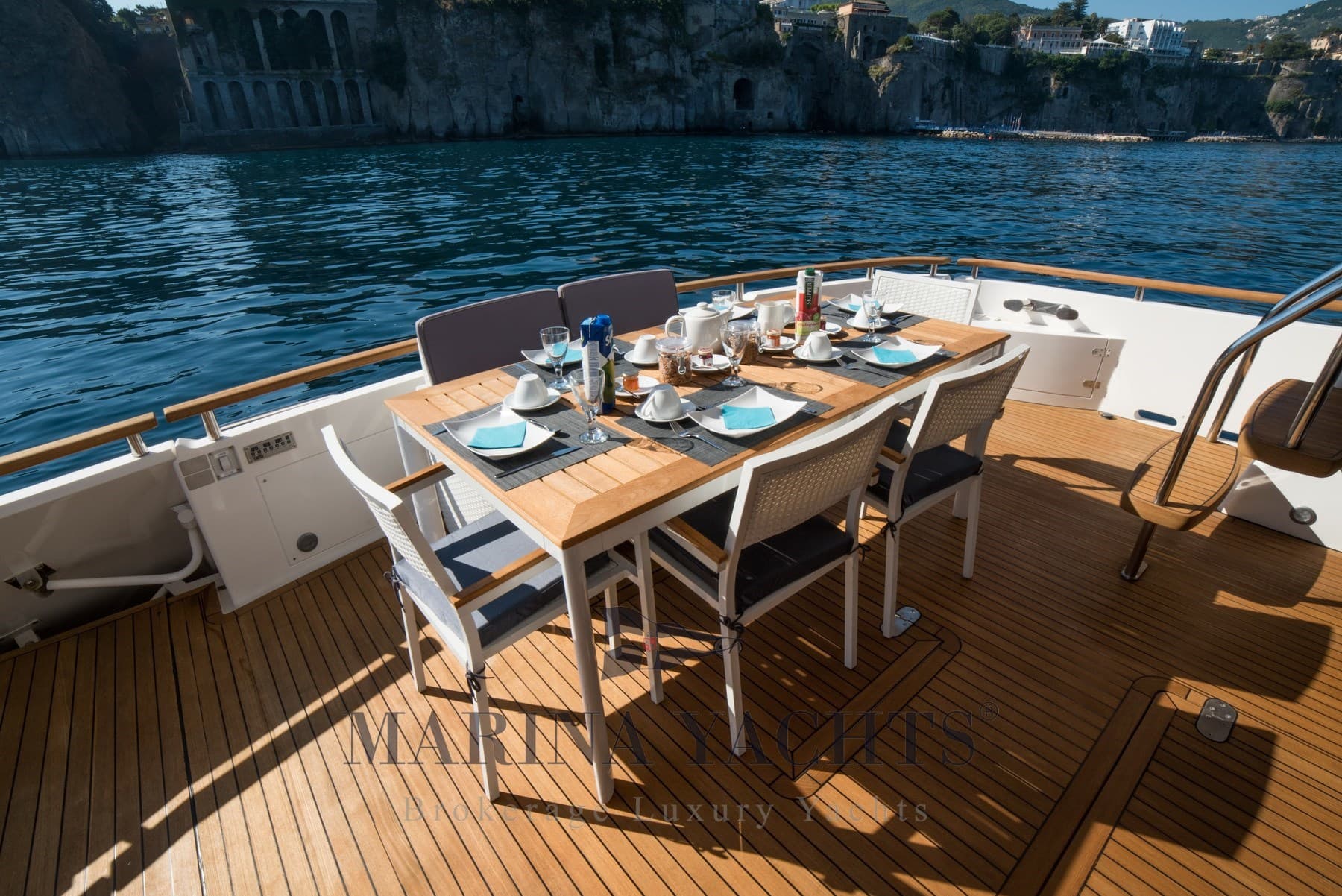 Fairline Squadron 74 - Deck View Fairline Squadron 74 - Deck View