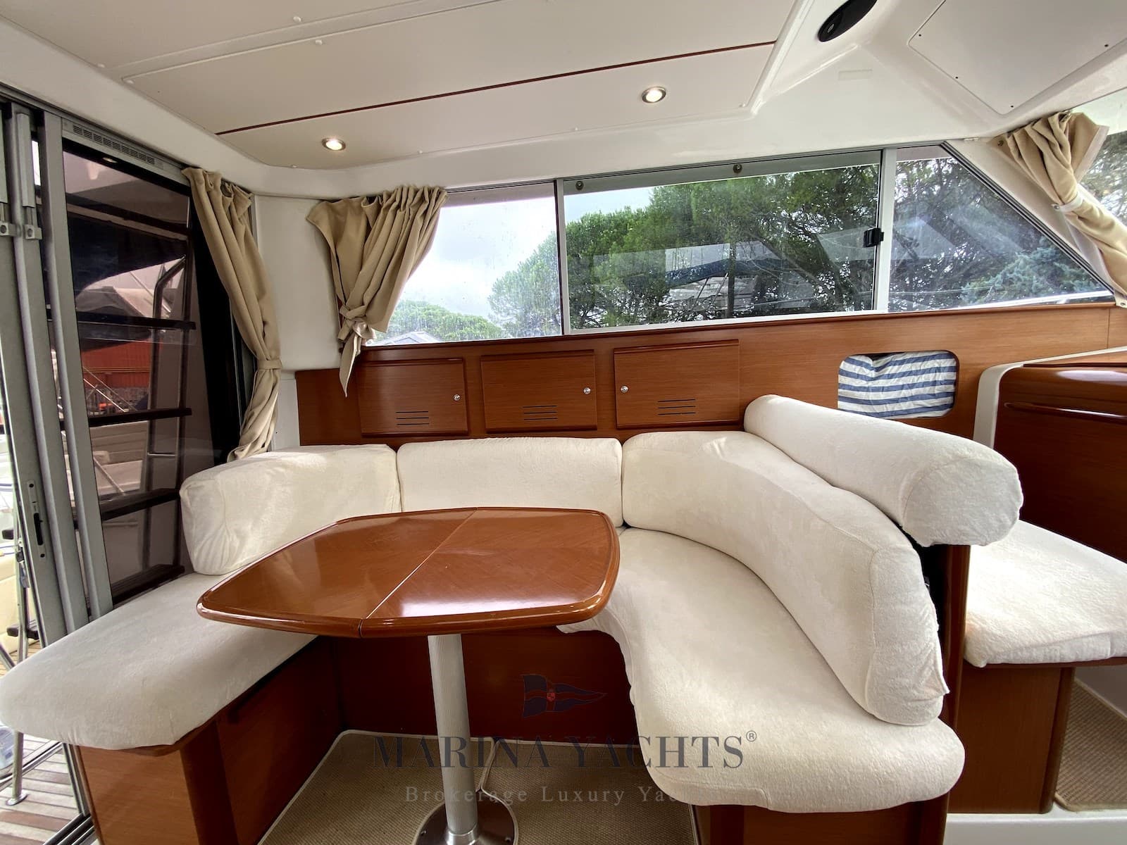 Beneteau Antares 10.80 - Deck View Beneteau Antares 10.80 - Deck View