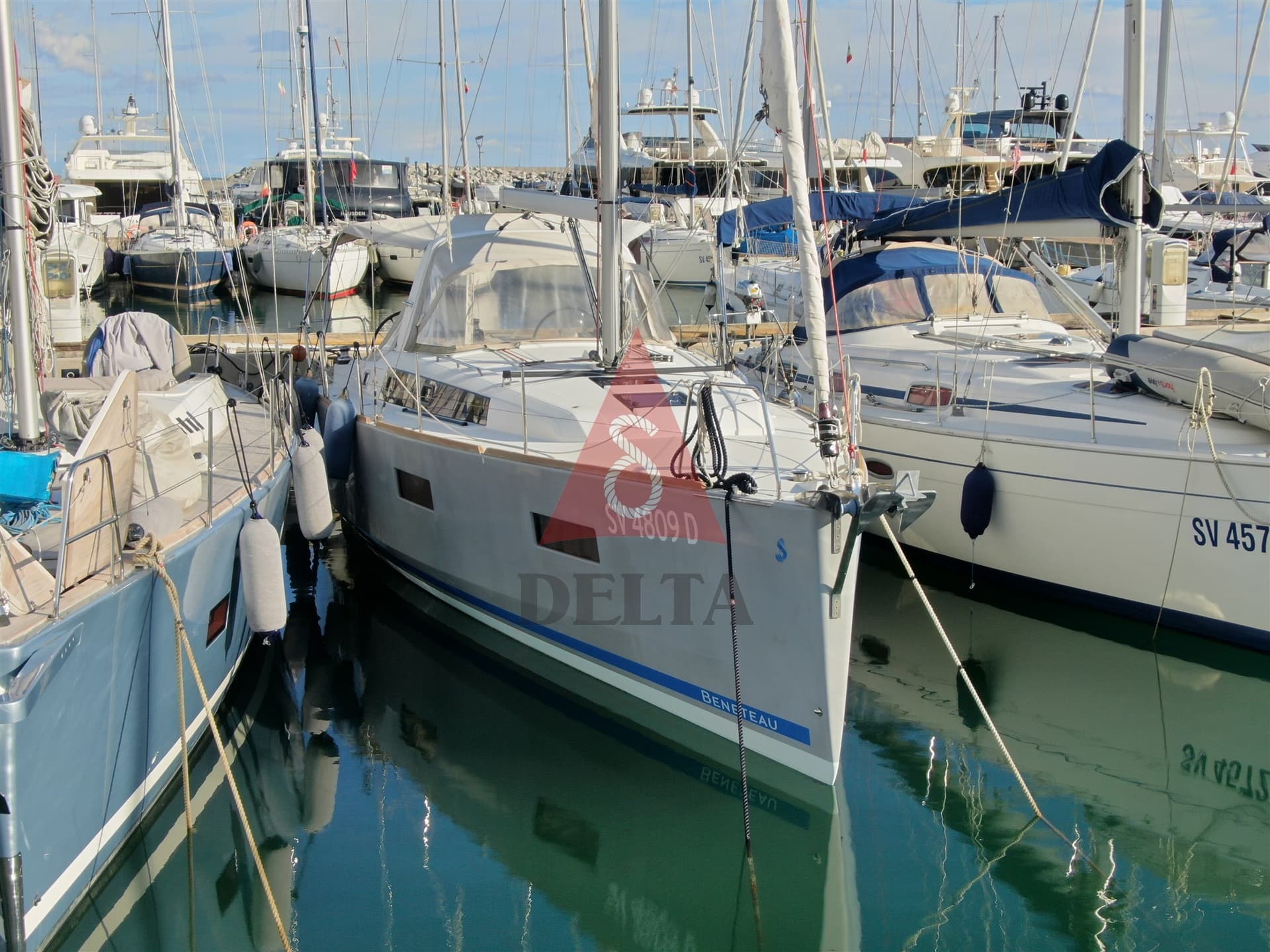 Beneteau Oceanis 38 - Deck View Beneteau Oceanis 38 - Deck View