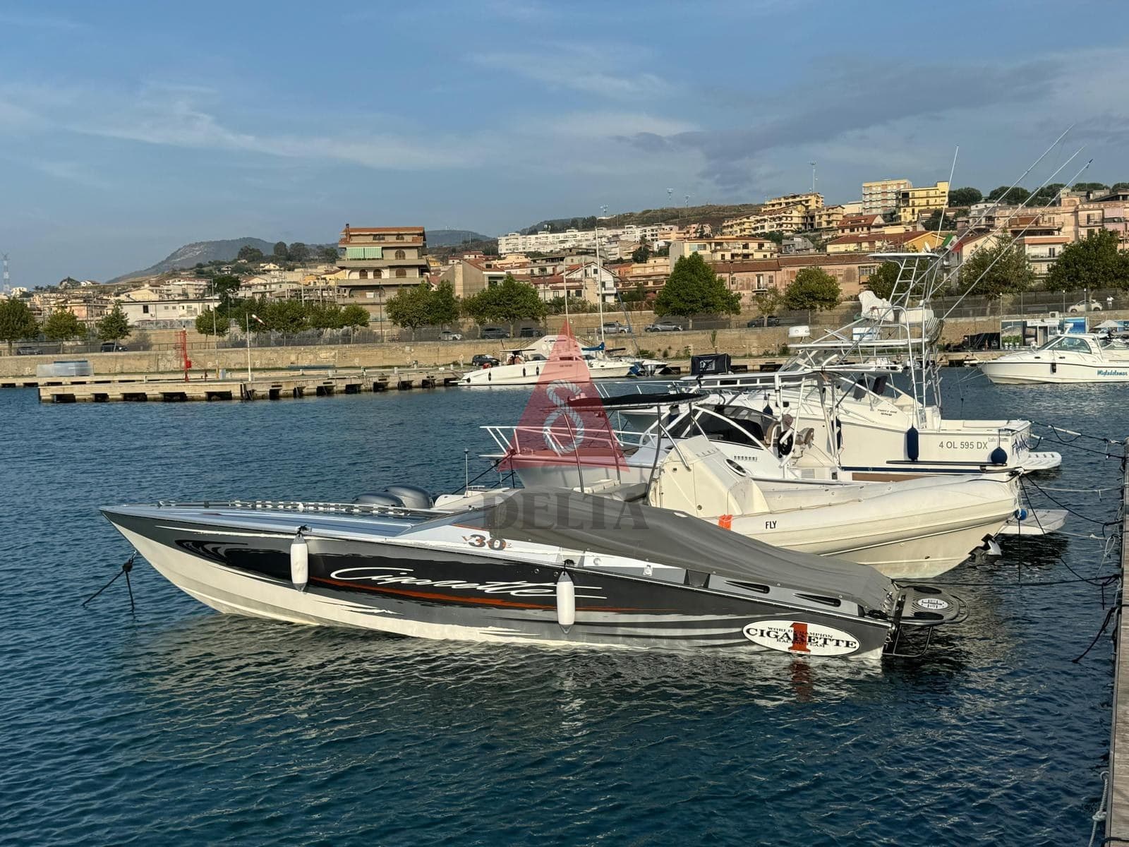 Cigarette R.T. 30 Vice - Interior View Cigarette R.T. 30 Vice - Interior View