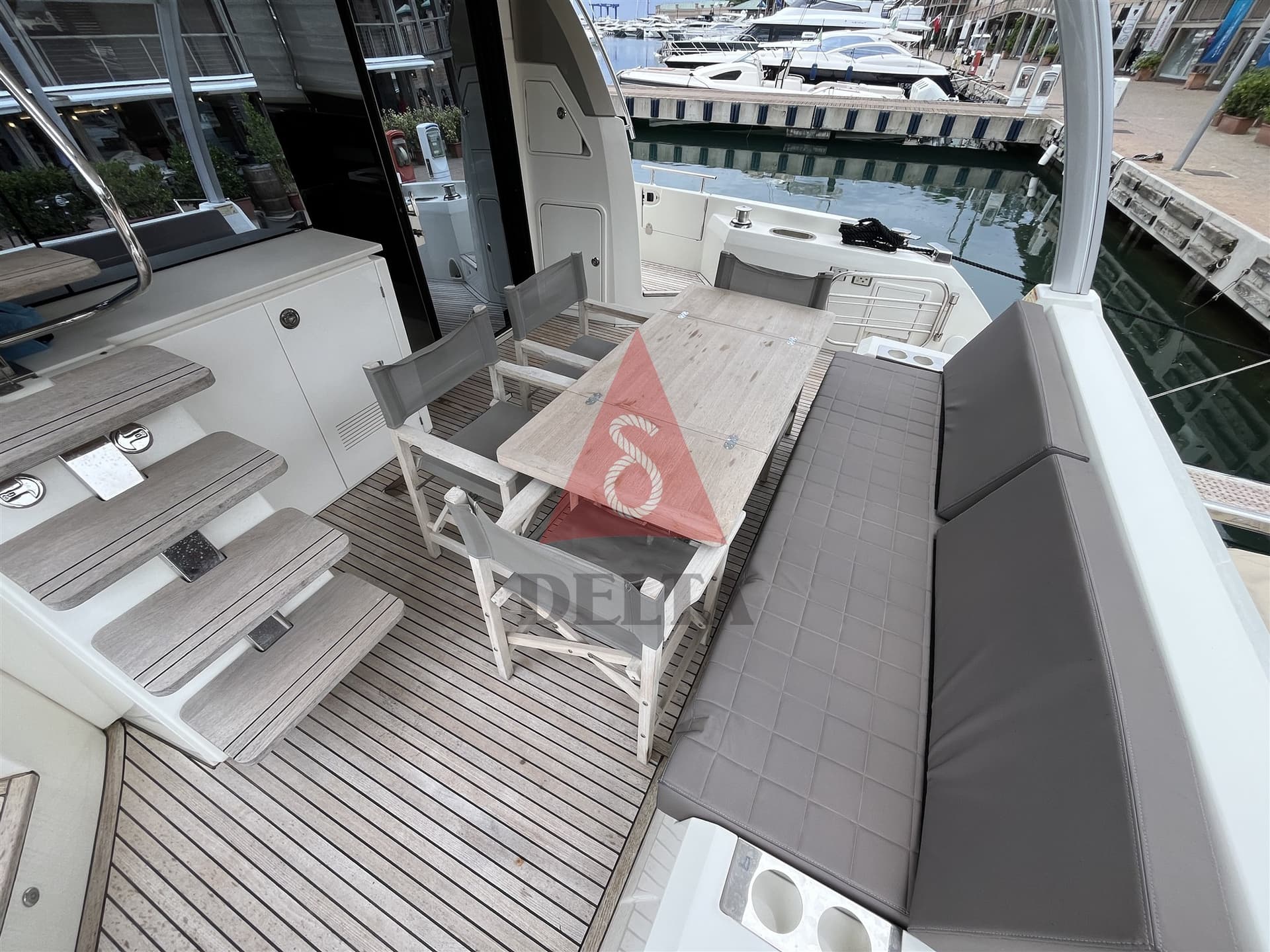 Prestige Prestige 630 - Deck View Prestige Prestige 630 - Deck View