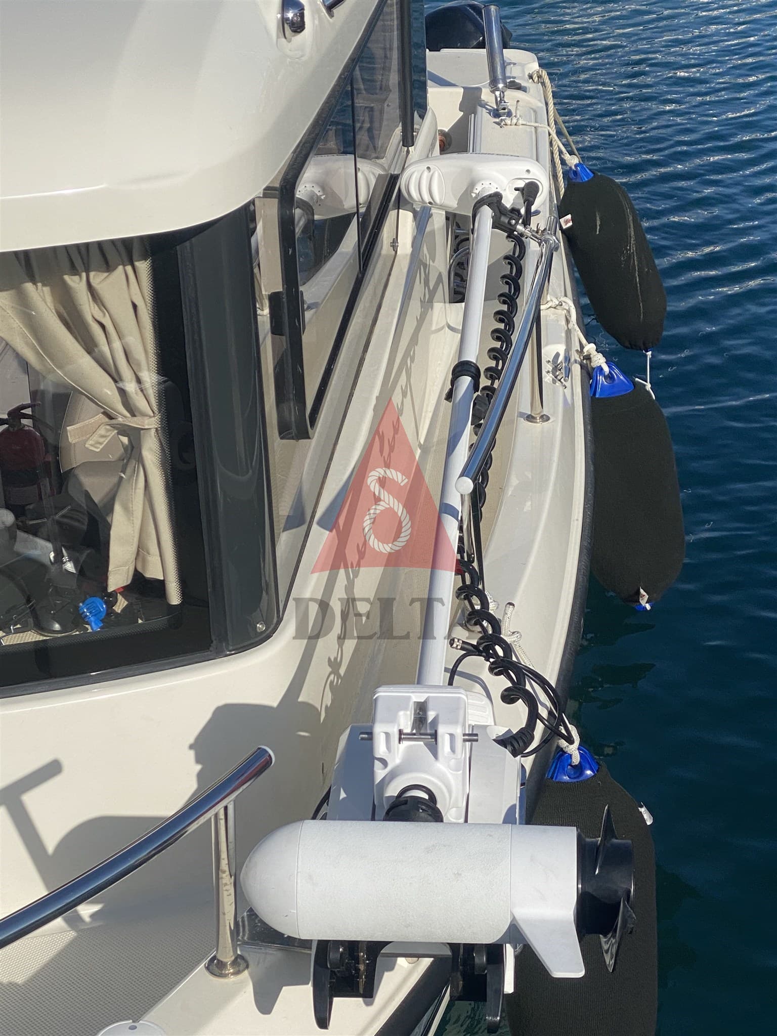 Quicksilver 675 Pilothouse - Interior View Quicksilver 675 Pilothouse - Interior View