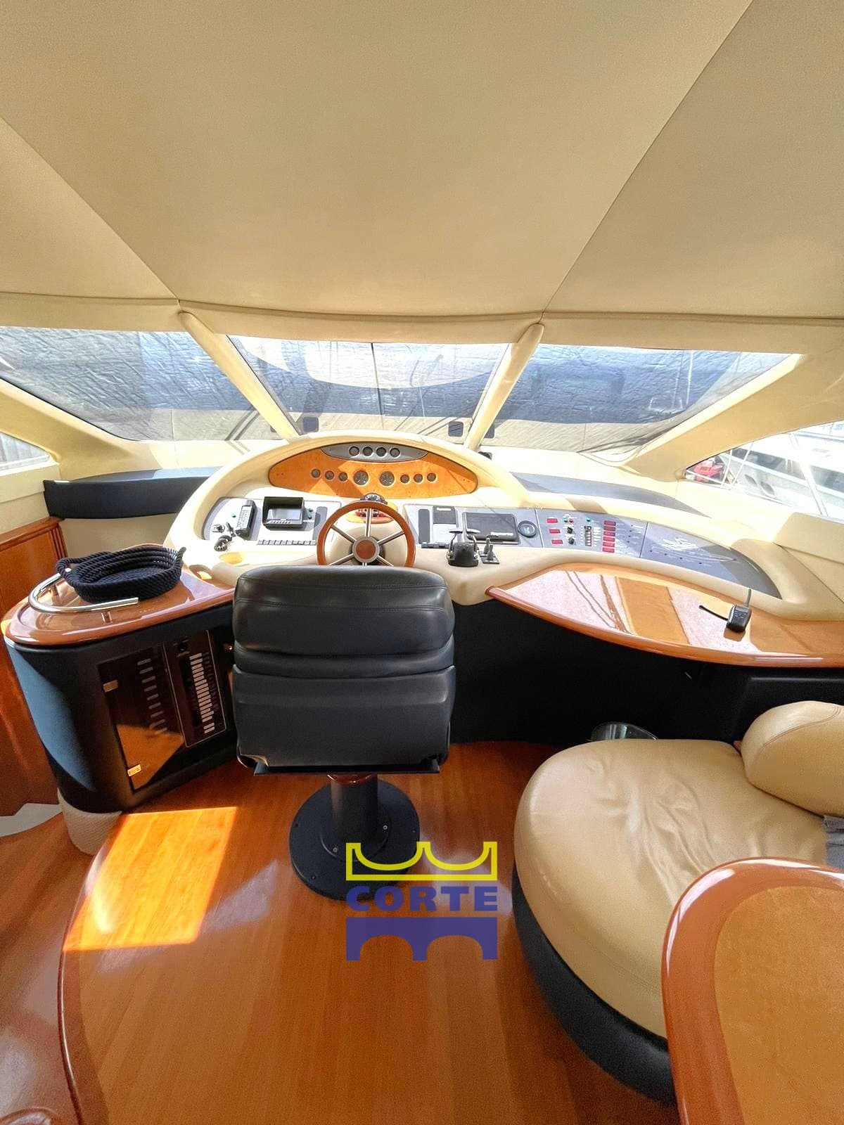 Azimut 62 used - hero image 8