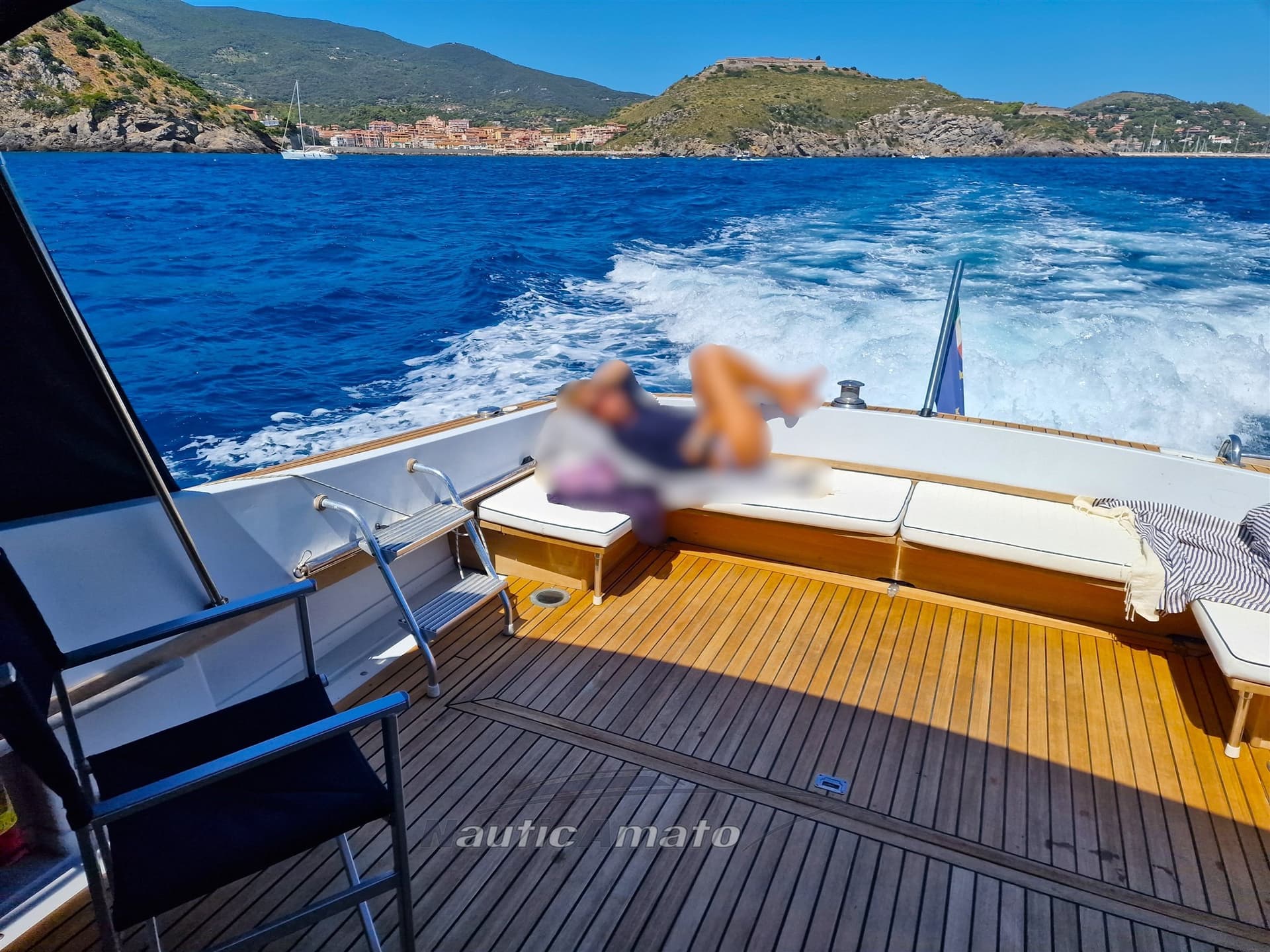 Magnum Marine Magnum 38 Flash Deck - Deck View Magnum Marine Magnum 38 Flash Deck - Deck View