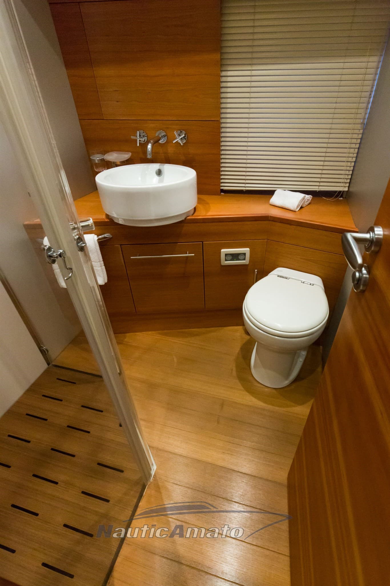 Aicon Aicon 64 Fly - Deck View Aicon Aicon 64 Fly - Deck View