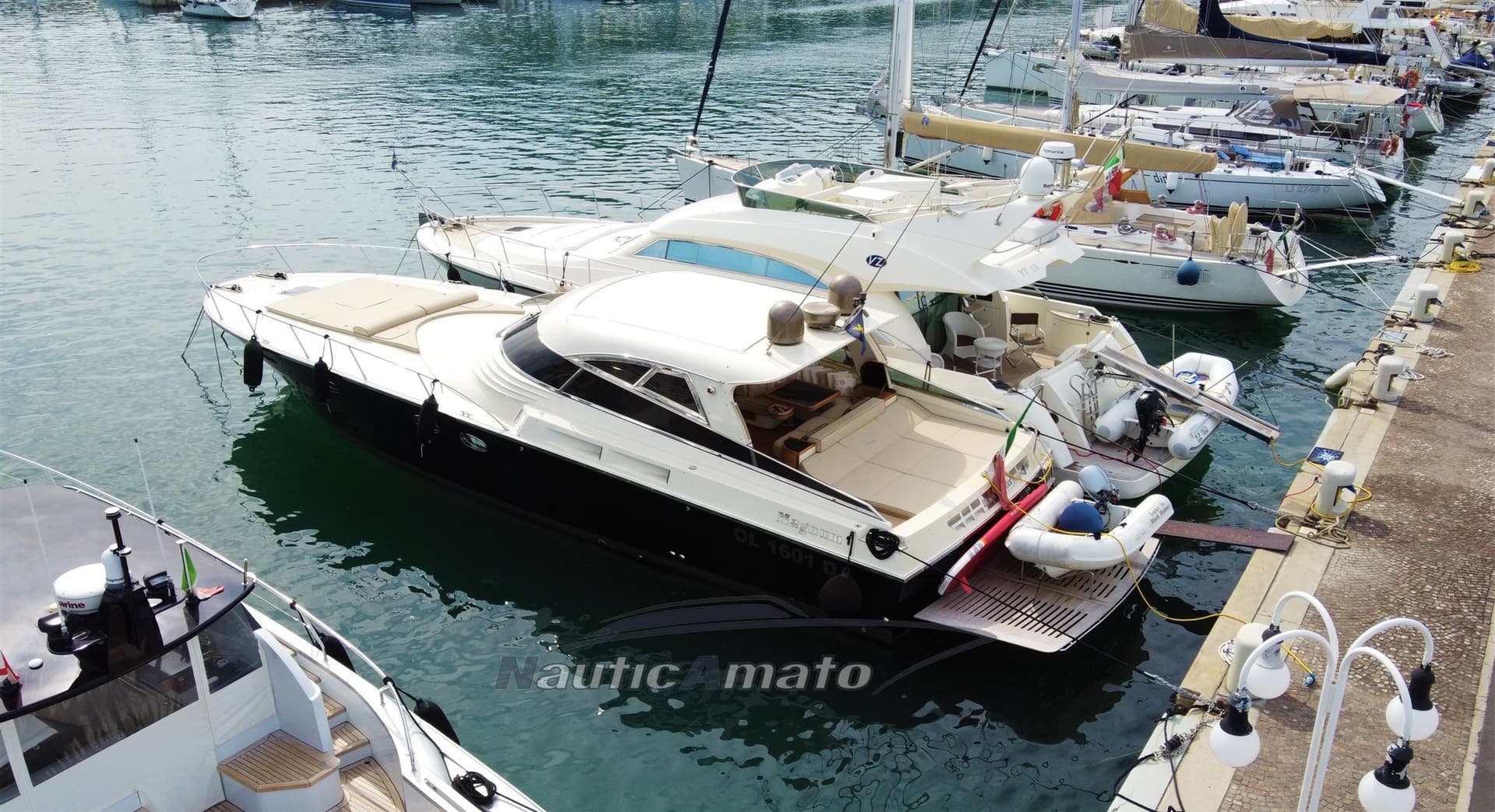 Magnum Marine 53' Ht 3 Cabine - Detail View 1 Magnum Marine 53' Ht 3 Cabine - Detail View 1