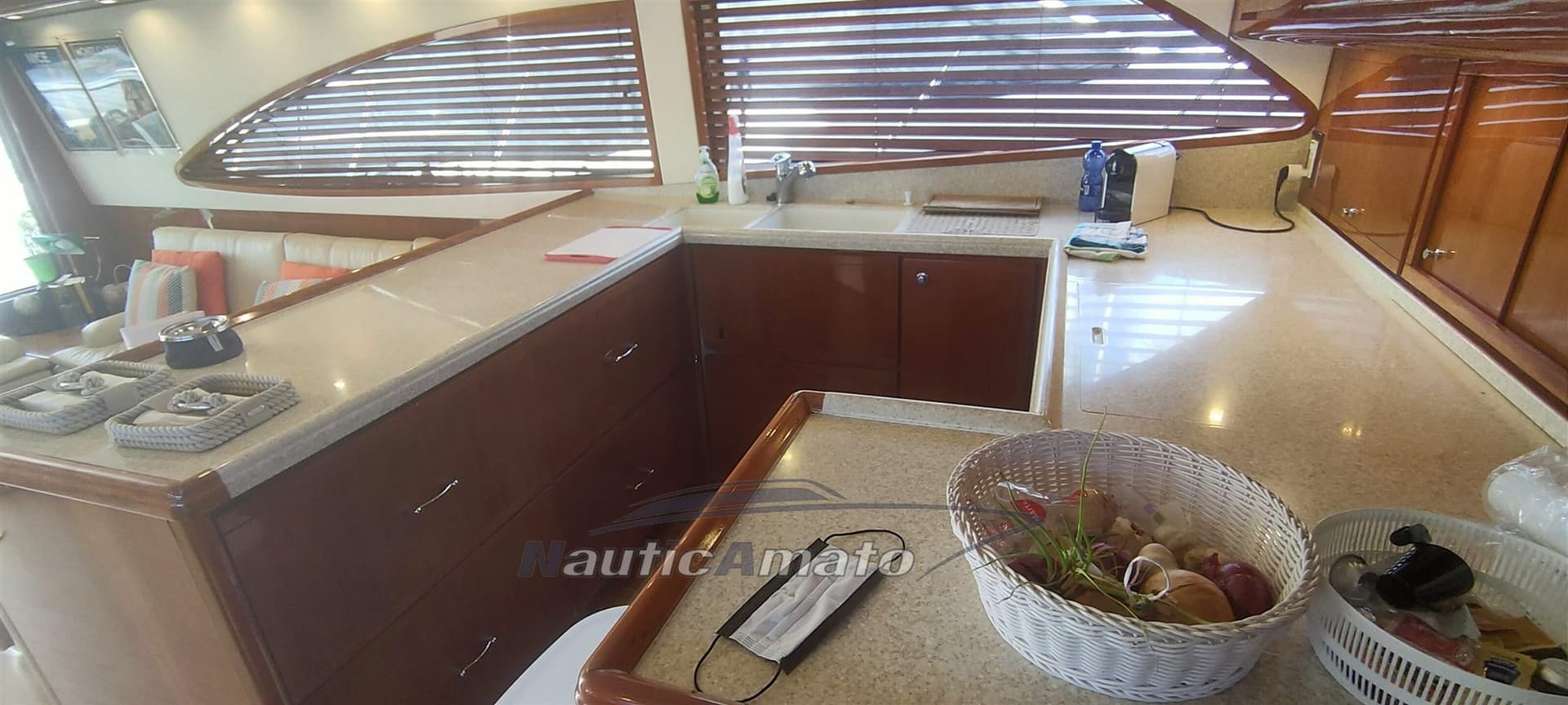 Bertram Yacht 630 Convertible d'occasion - image hero 14